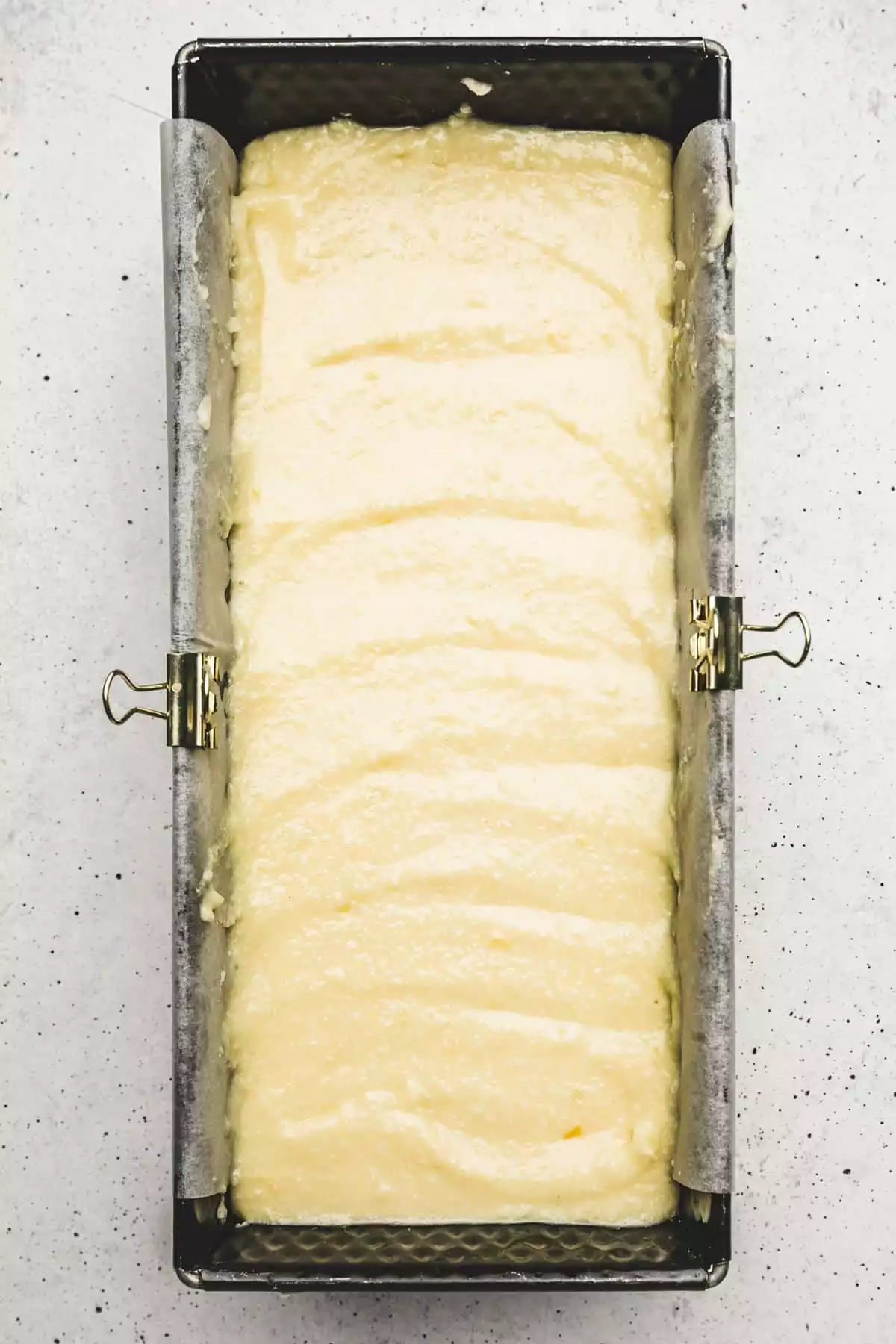 moule à cake avec de la pâte à cake