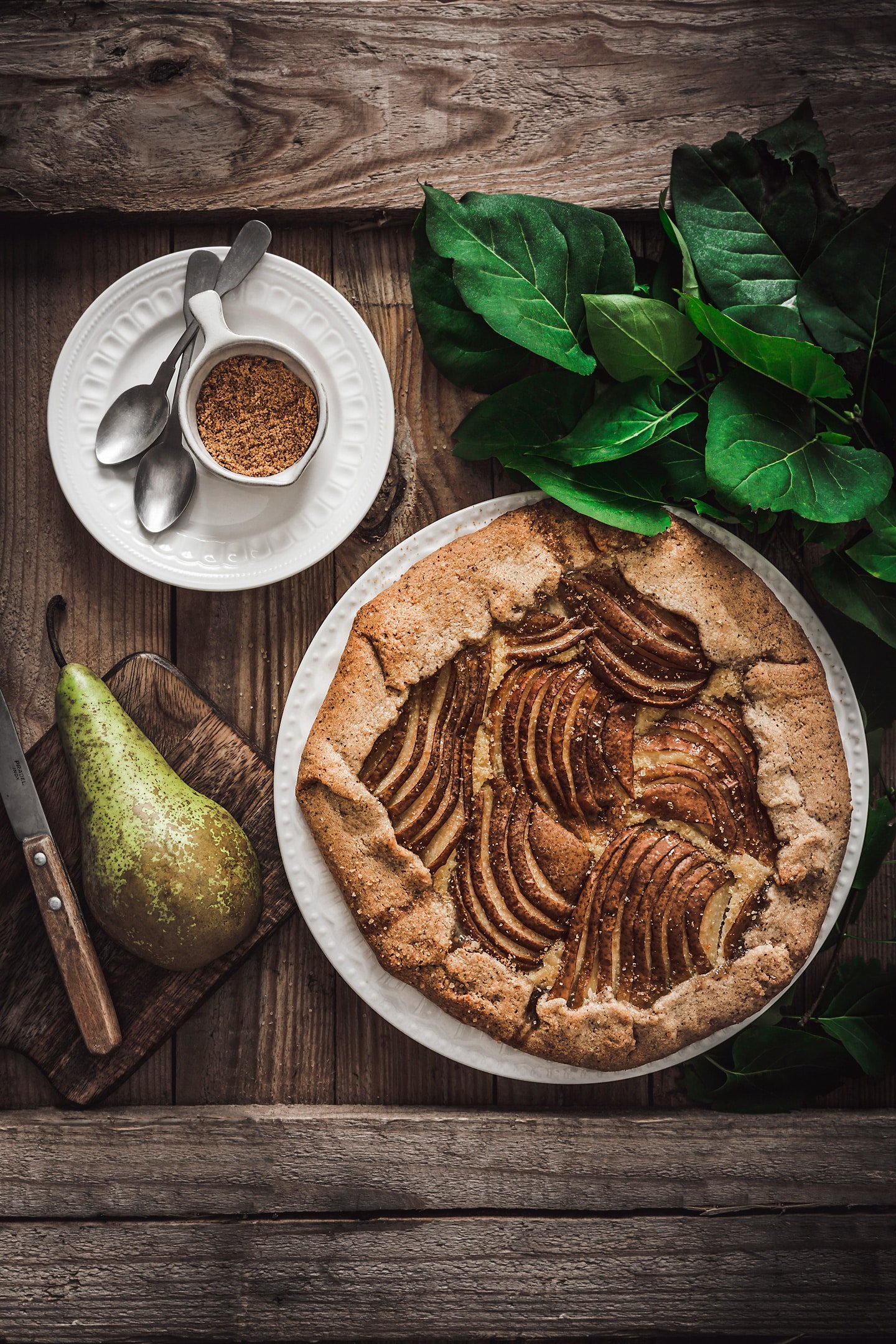 tarte rustique poire amandes dans une assiette