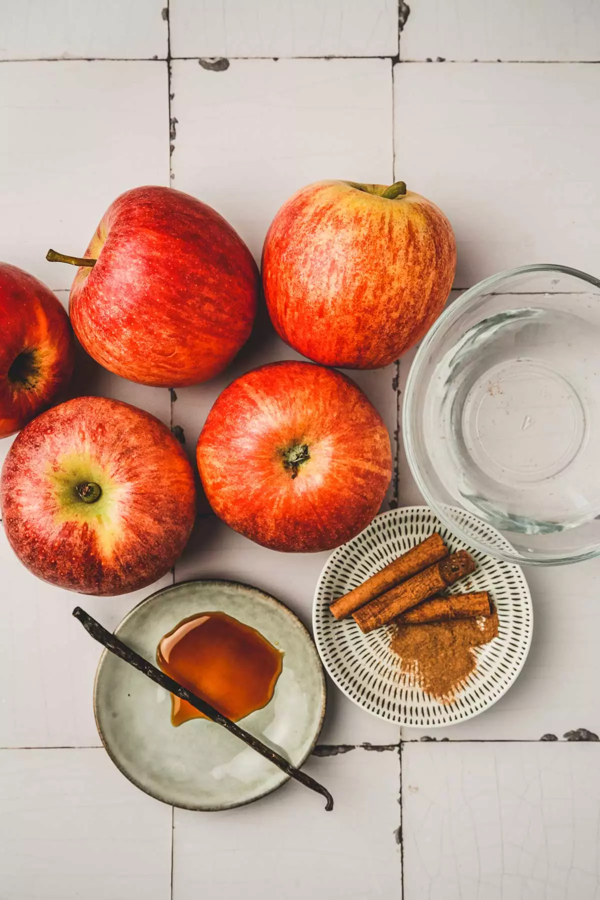 Pommes avec cannelle sur une table