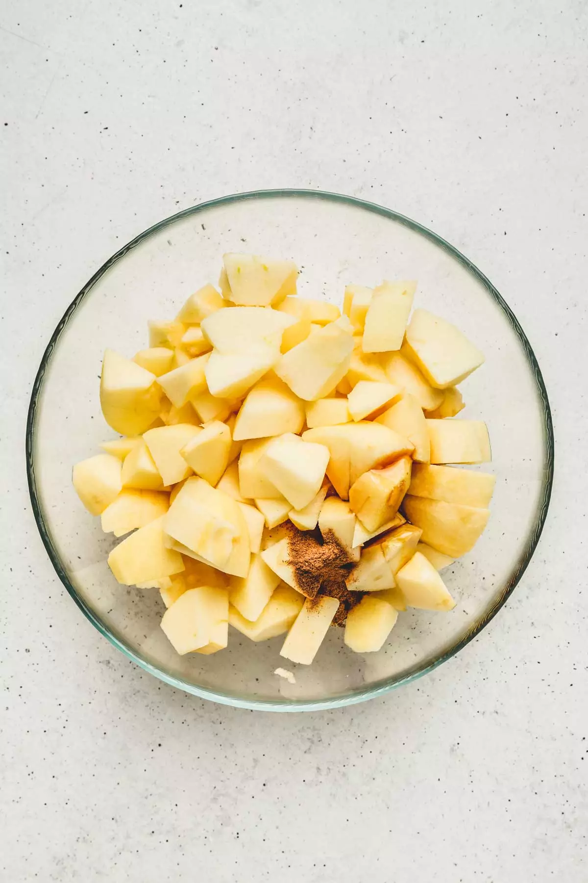 Bol avec des pommes en morceaux