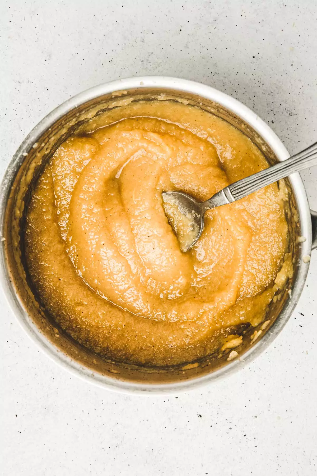 Casserole avec des morceaux de pommes