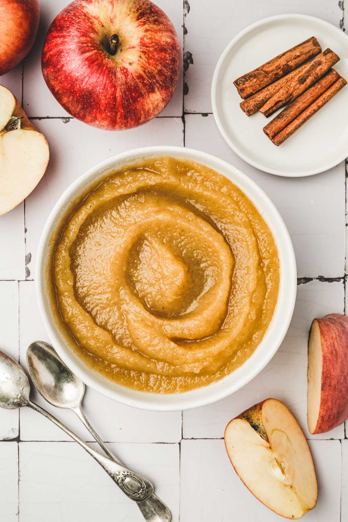 Compote de pomme maison Bol avec compote de pommes sur une table