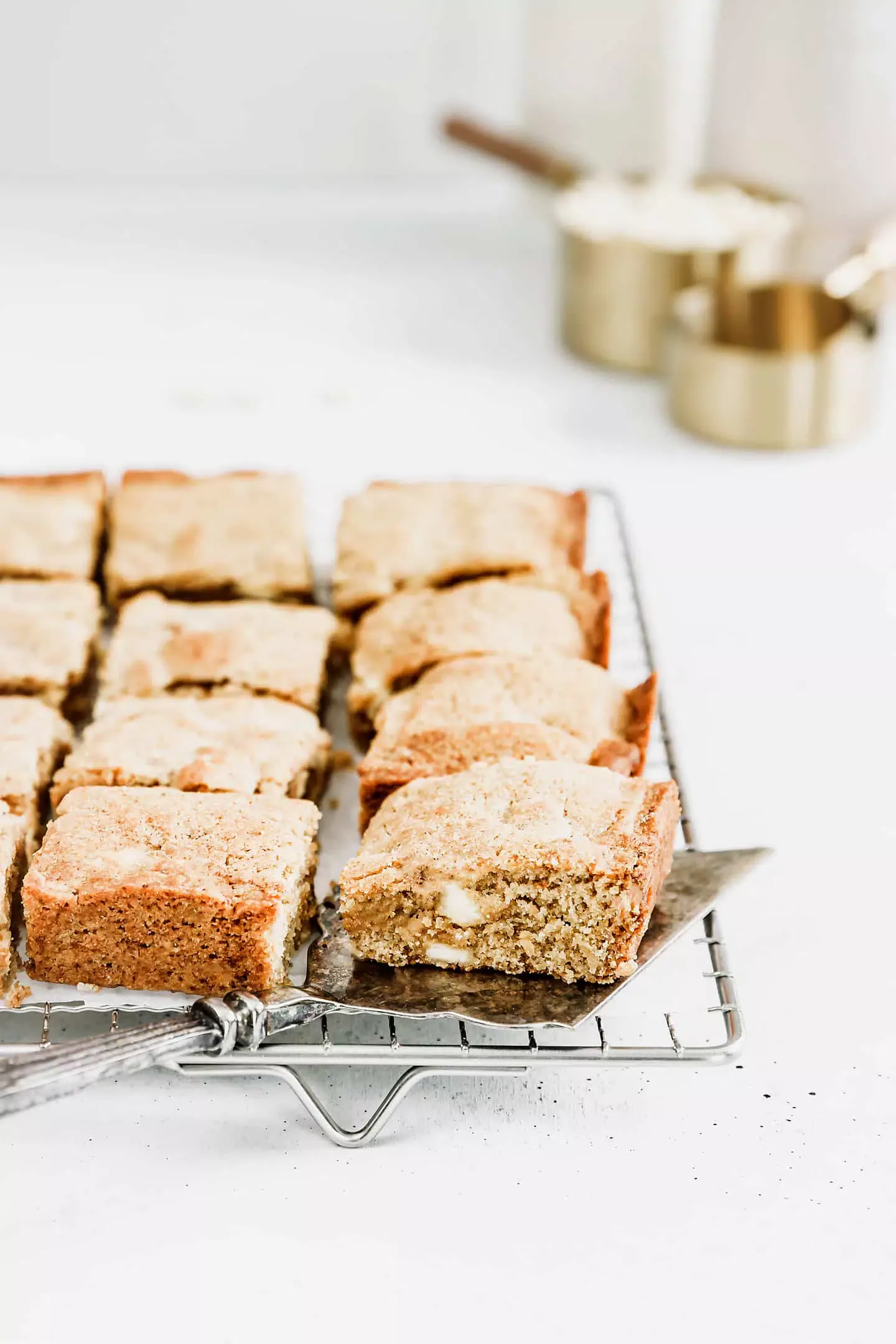 Les blondies au chocolat blanc sur une grille à gâteux