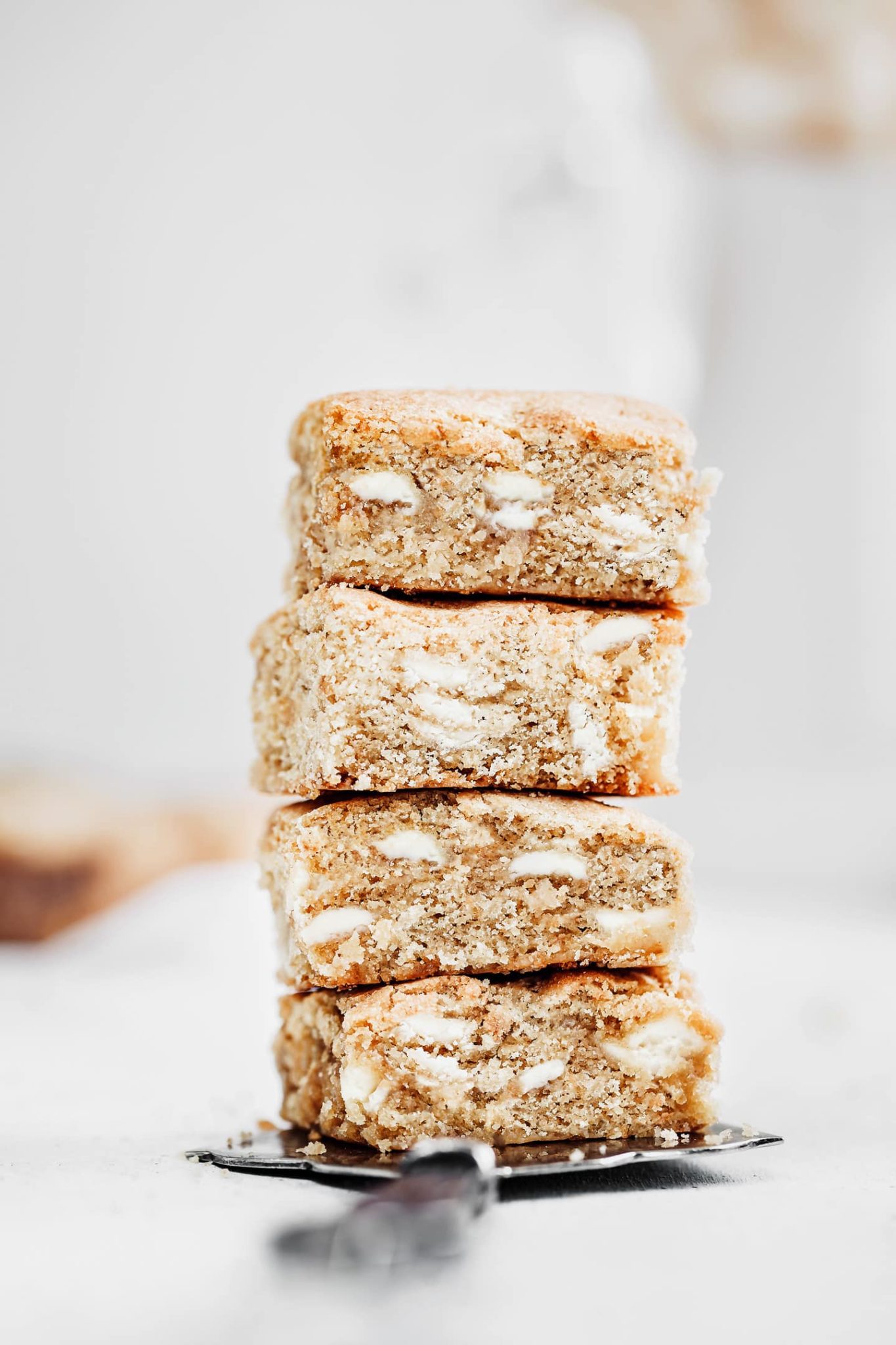 Blondie au chocolat blanc sur une table