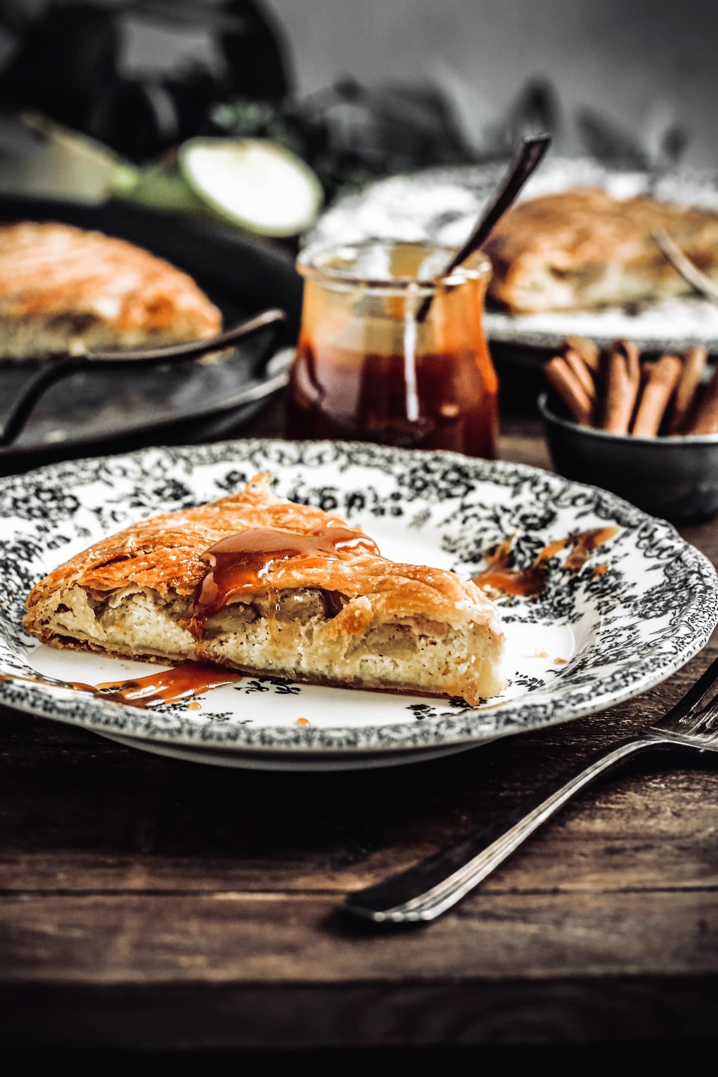 Part de galette aux pommes sur une assiette