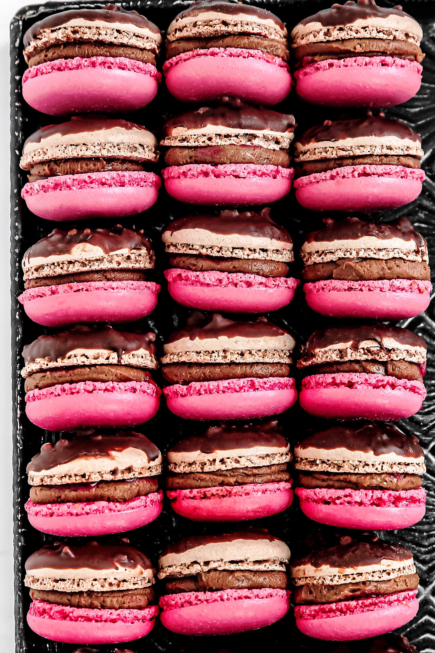 Macarons framboises et chocolat