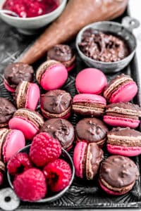 Macarons framboises et chocolat