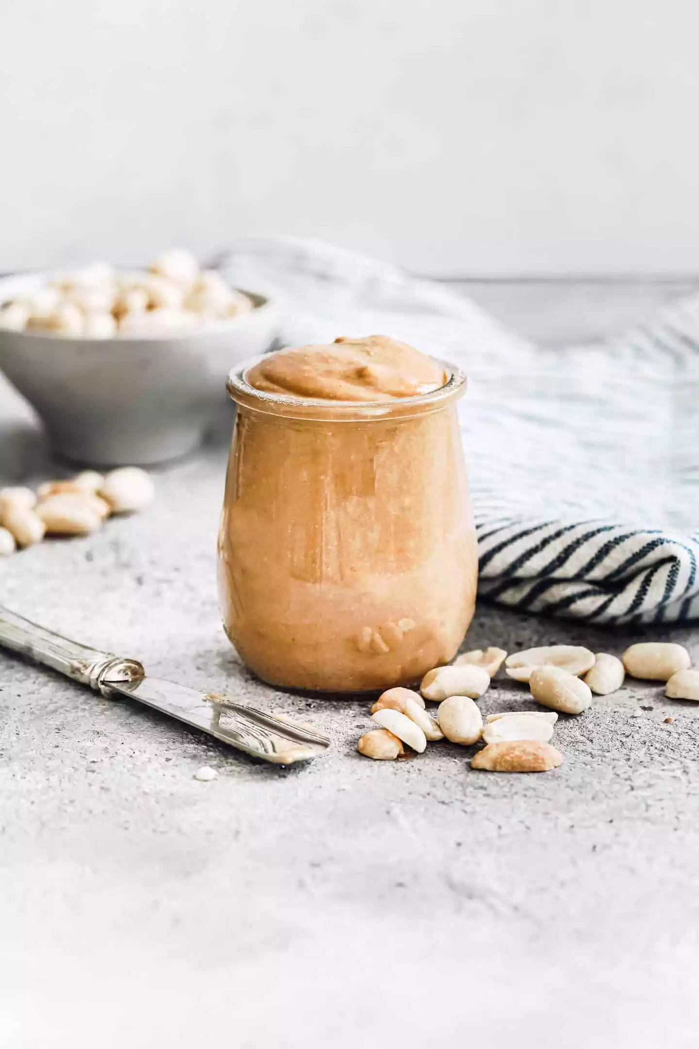 Beurre de cacahuètes dans un pot sur une table