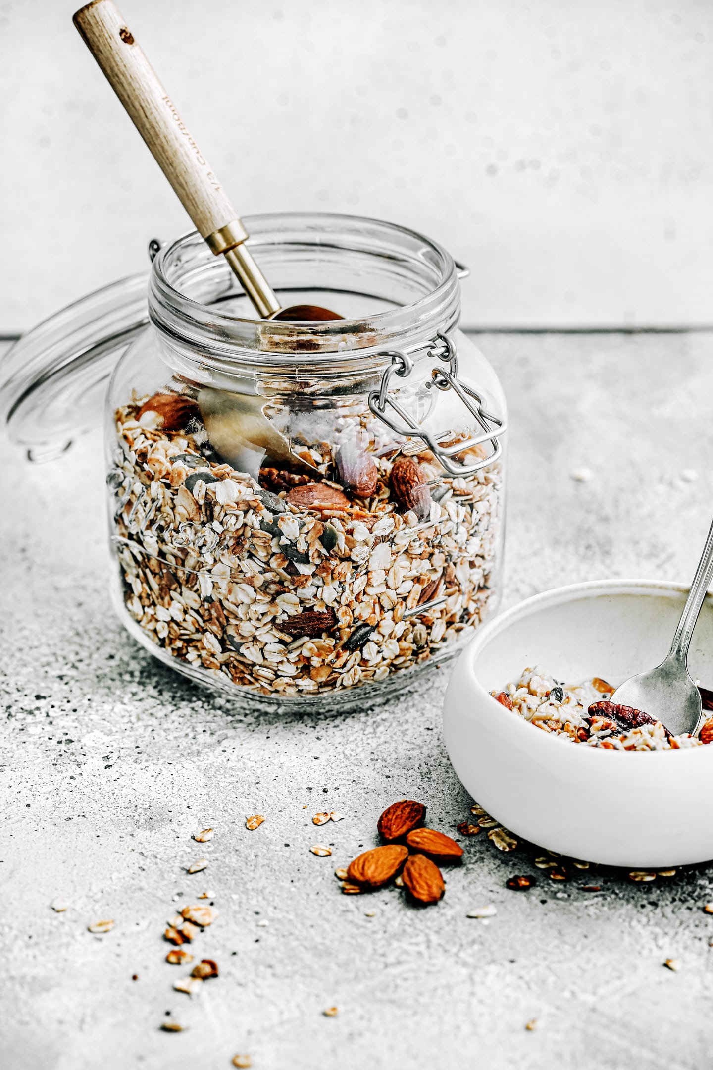 Préparer du muesli maison bocal avec du granola maison et un bol
