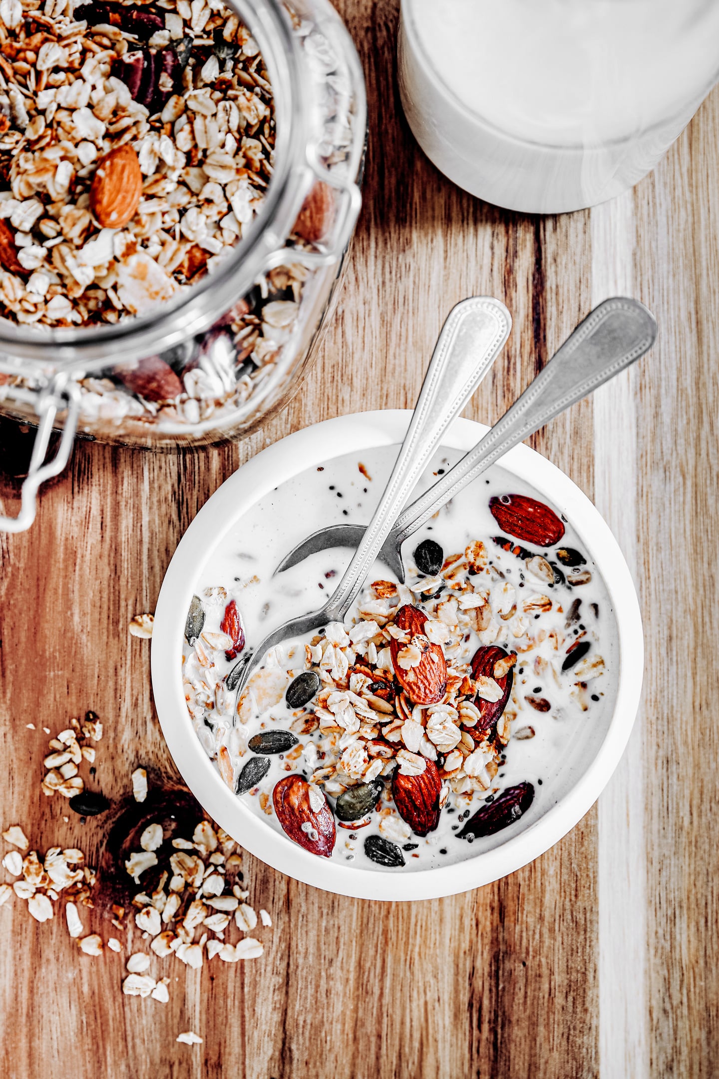 Préparer du muesli maison bol avec du granola sur une table