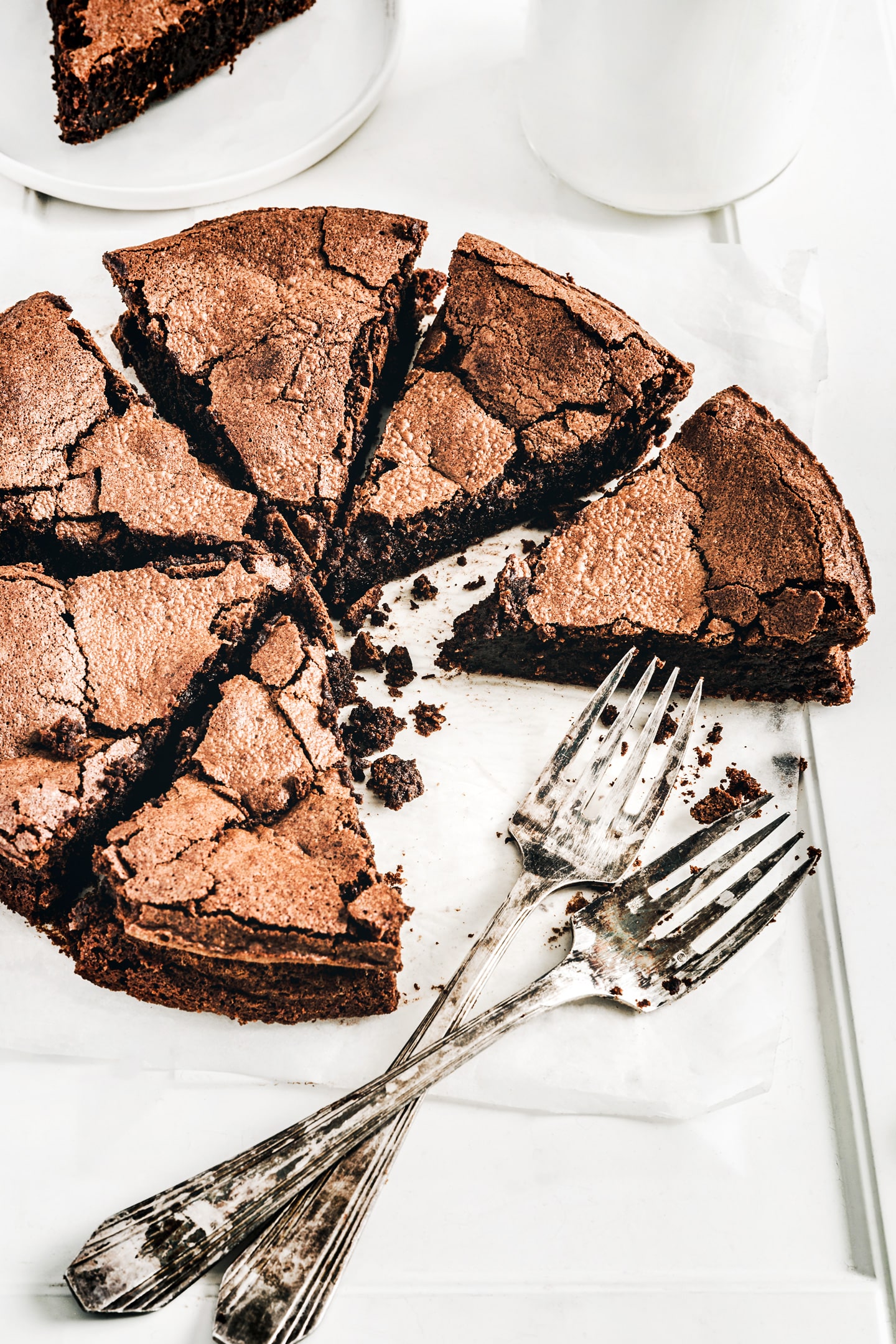 Gâteau au chocolat coupé en parts avec des fourchettes