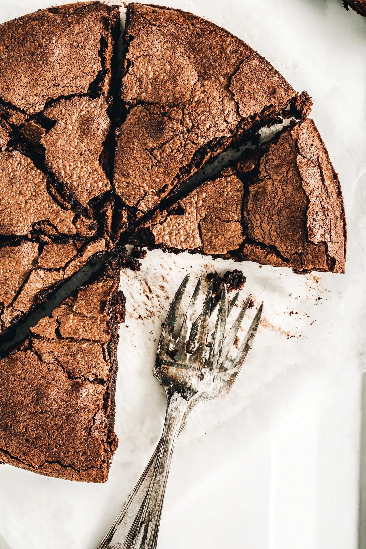 Fondant au chocolat coupé en parts