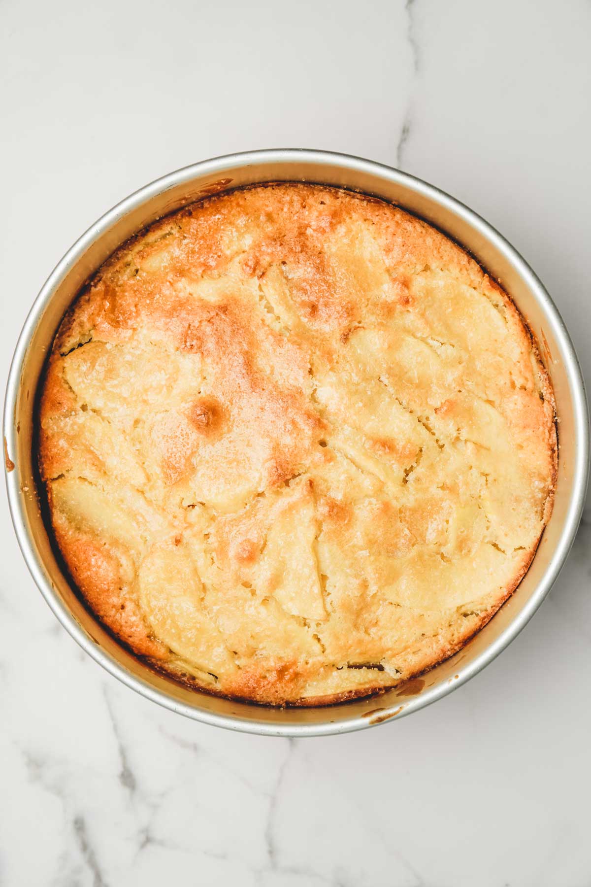 moelleux aux pommes dans son moule après cuisson