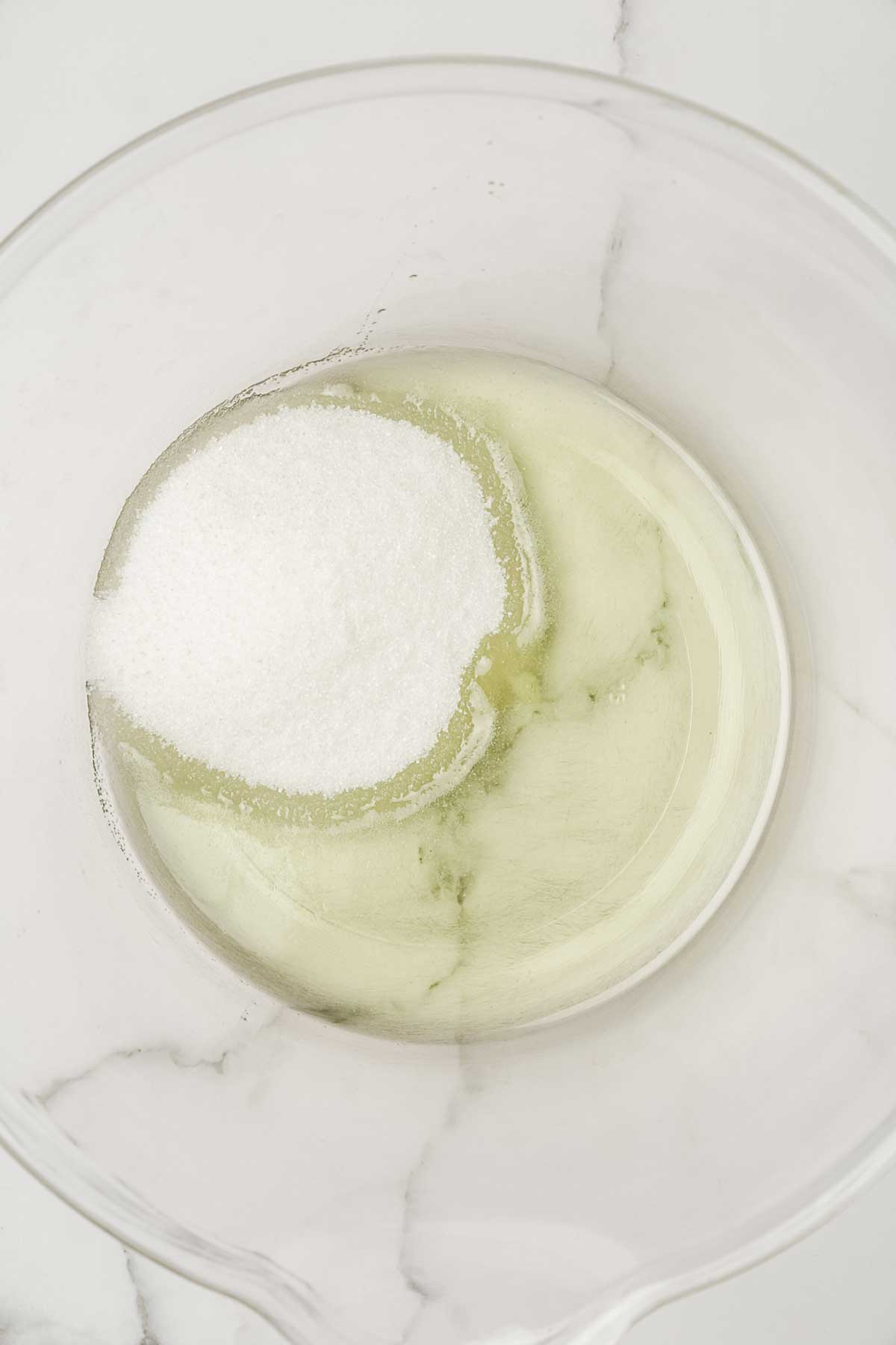 bol avec de l'huile et du sucre