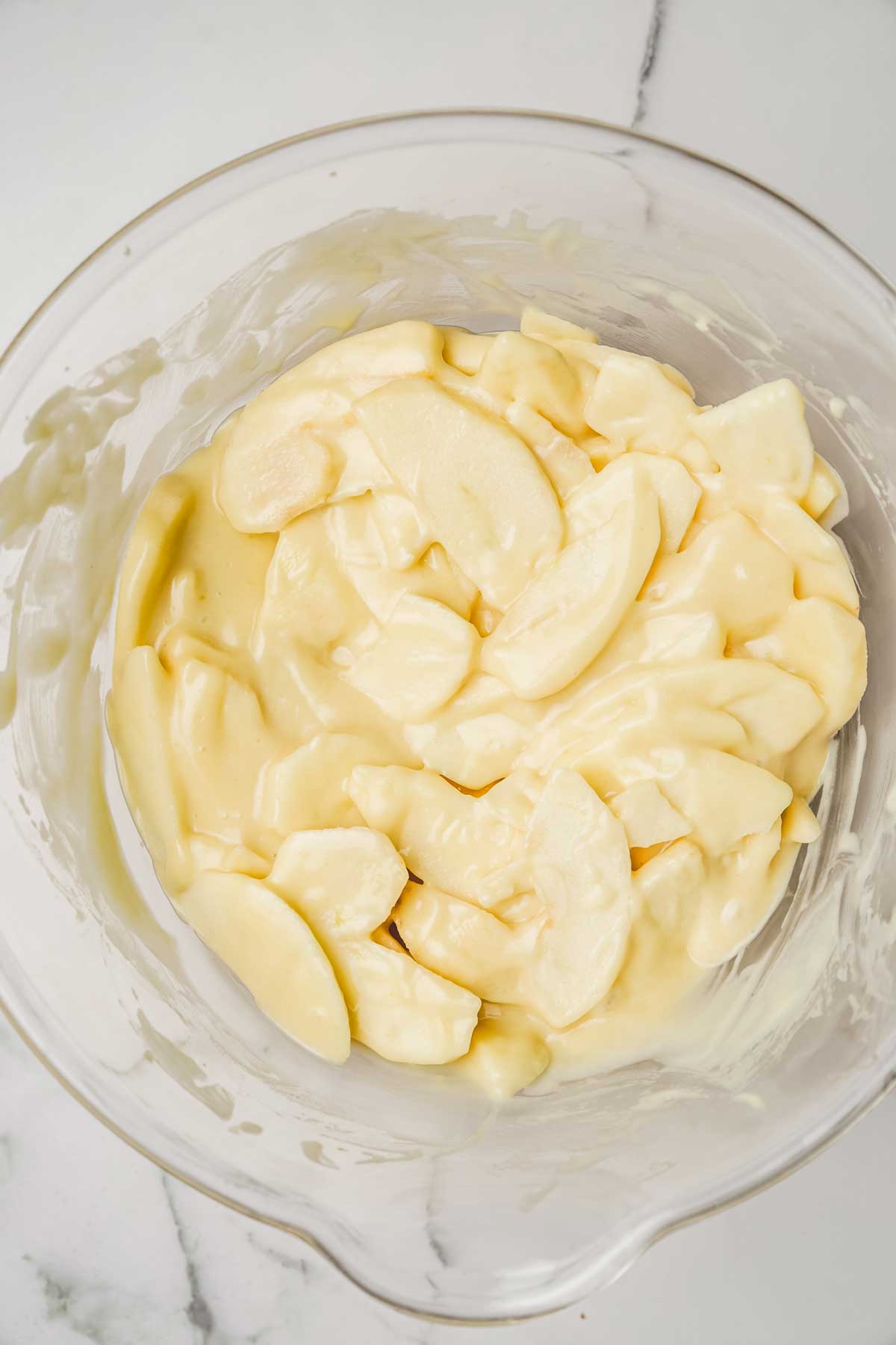 large récipient avec pâte à gâteau aux pommes