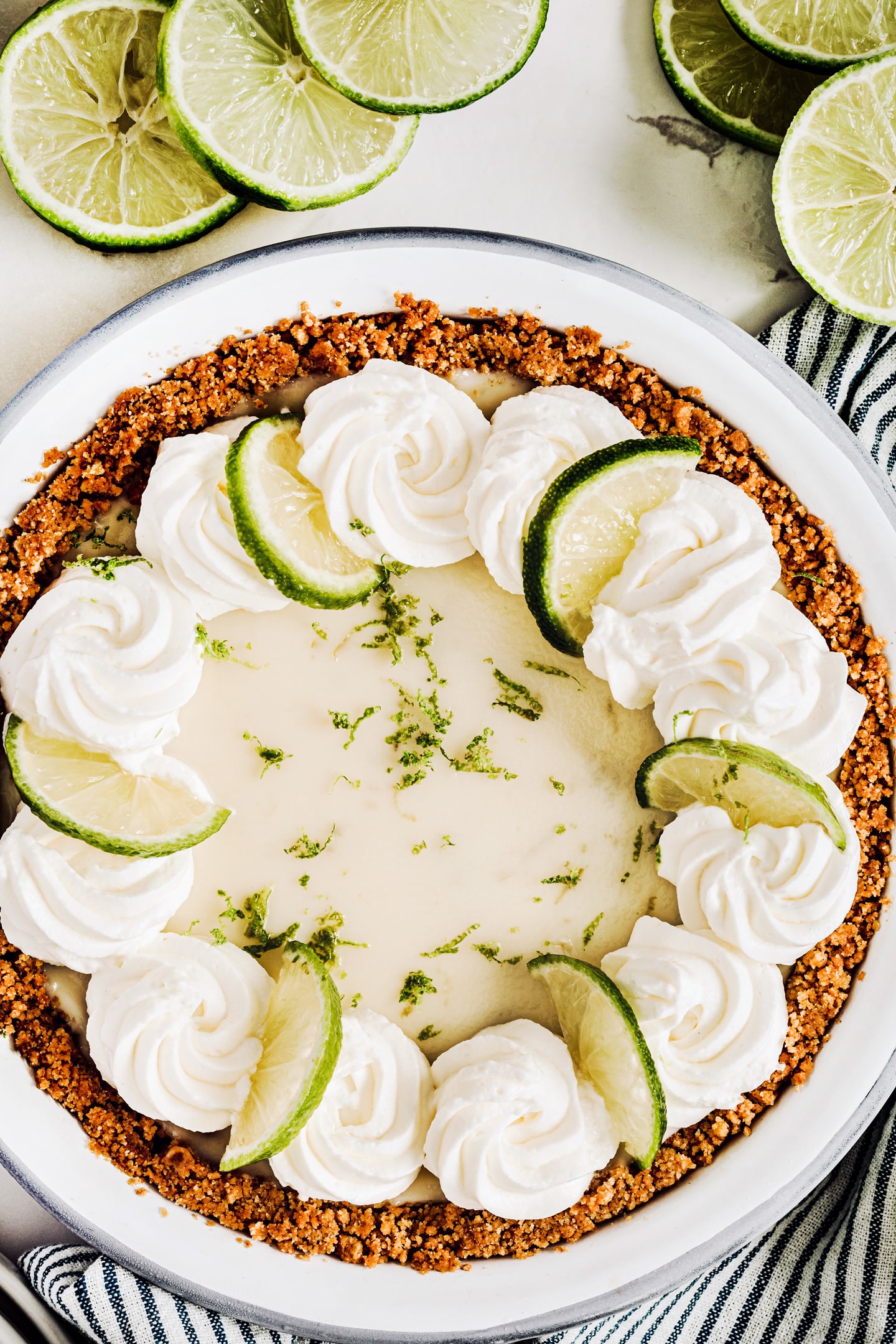 Key lime pie dans son moule sur une table