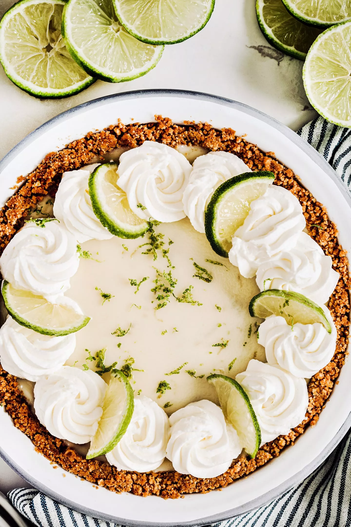 Key lime pie dans son moule sur une table
