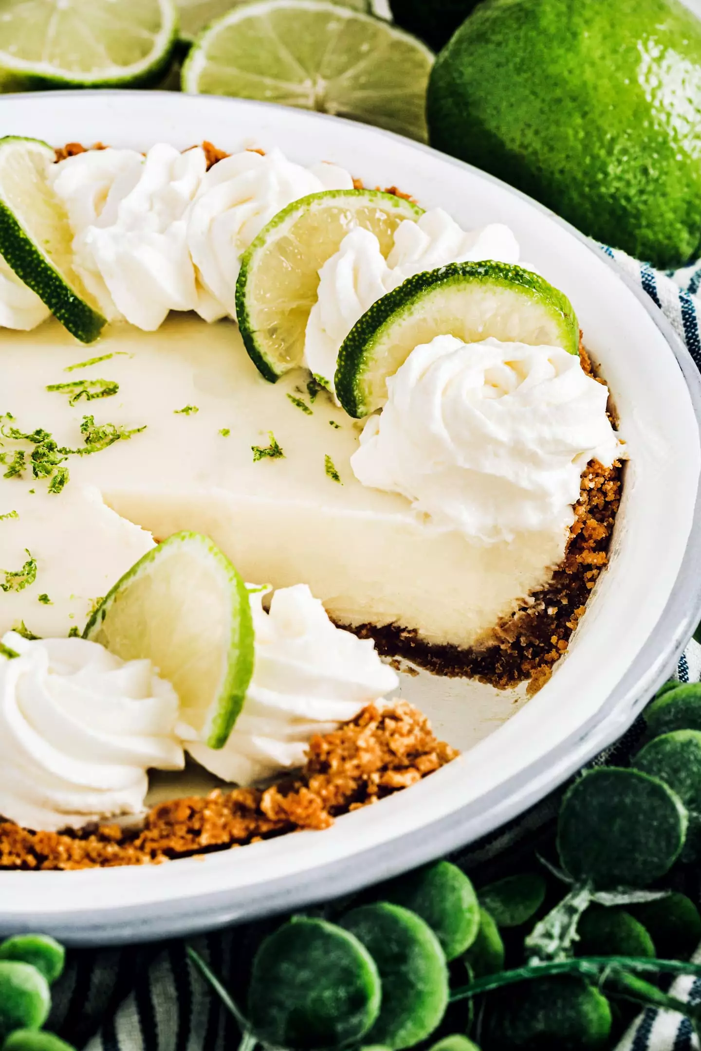 Key lime pie découpé dans son moule 