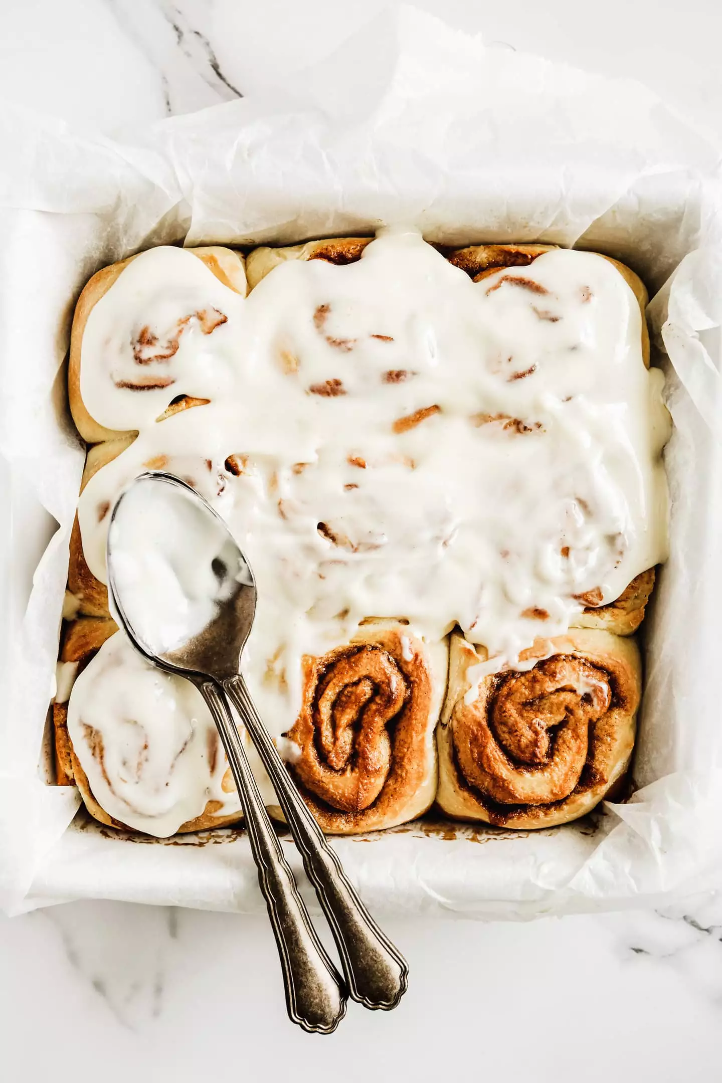 Moule avec des cinnamons rolls et un glaçage au cream cheese