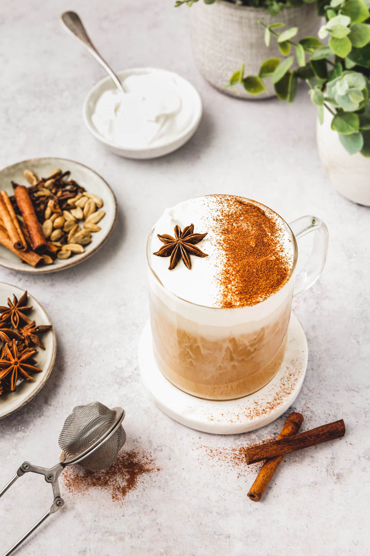 Chai latte maison dans une tasse