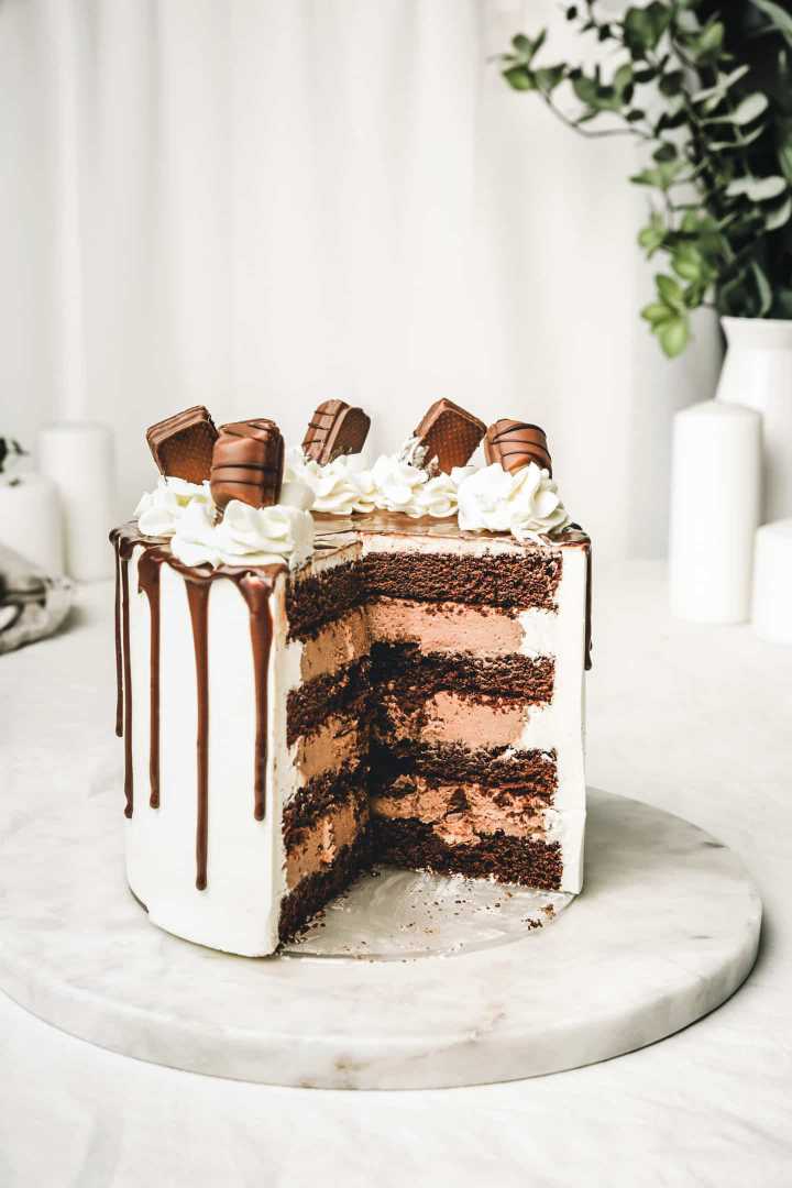 Layer cake Kinder Bueno coupé sur une table