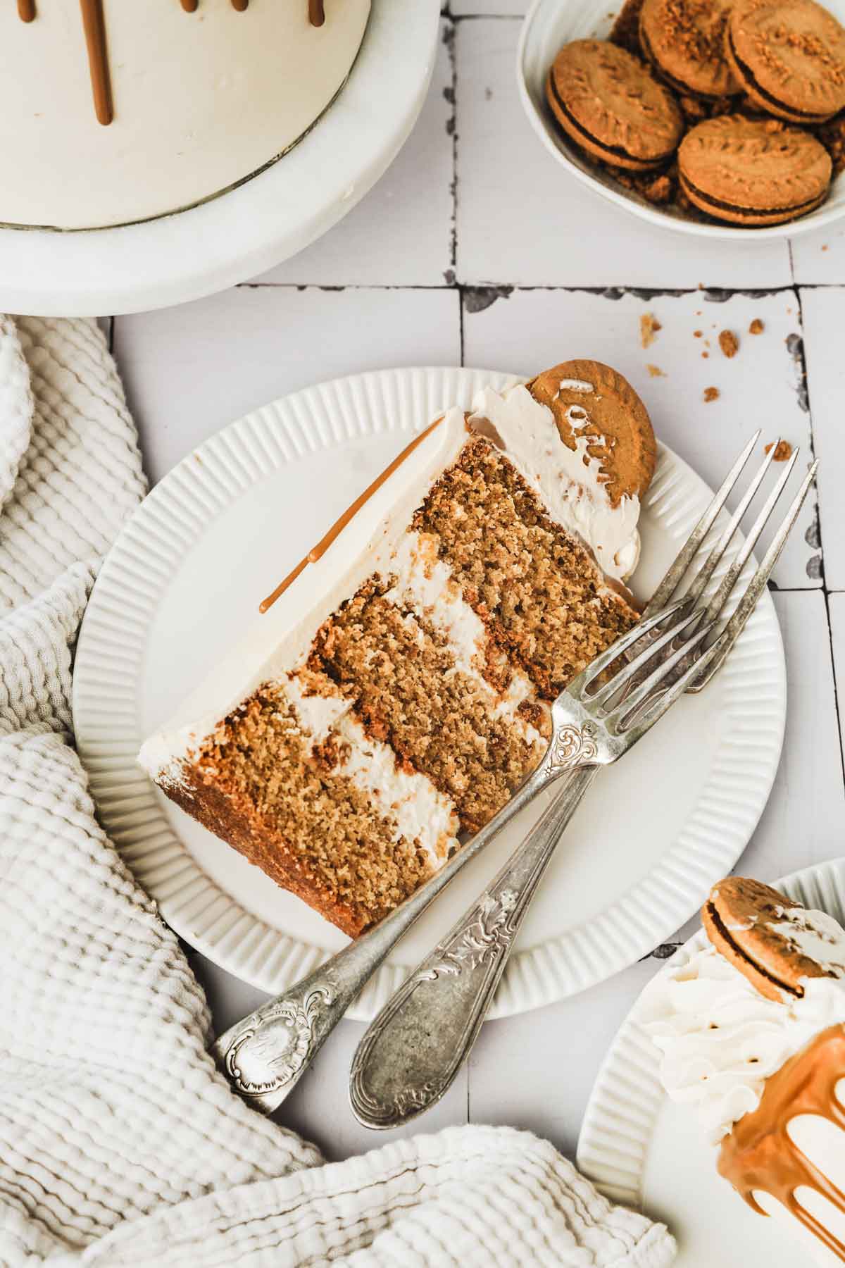 part de layer cake spéculoos dans une assiette