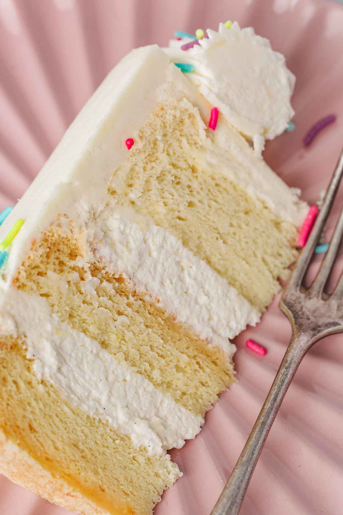 part de gateau d'anniversaire à la vanille sur une assiette