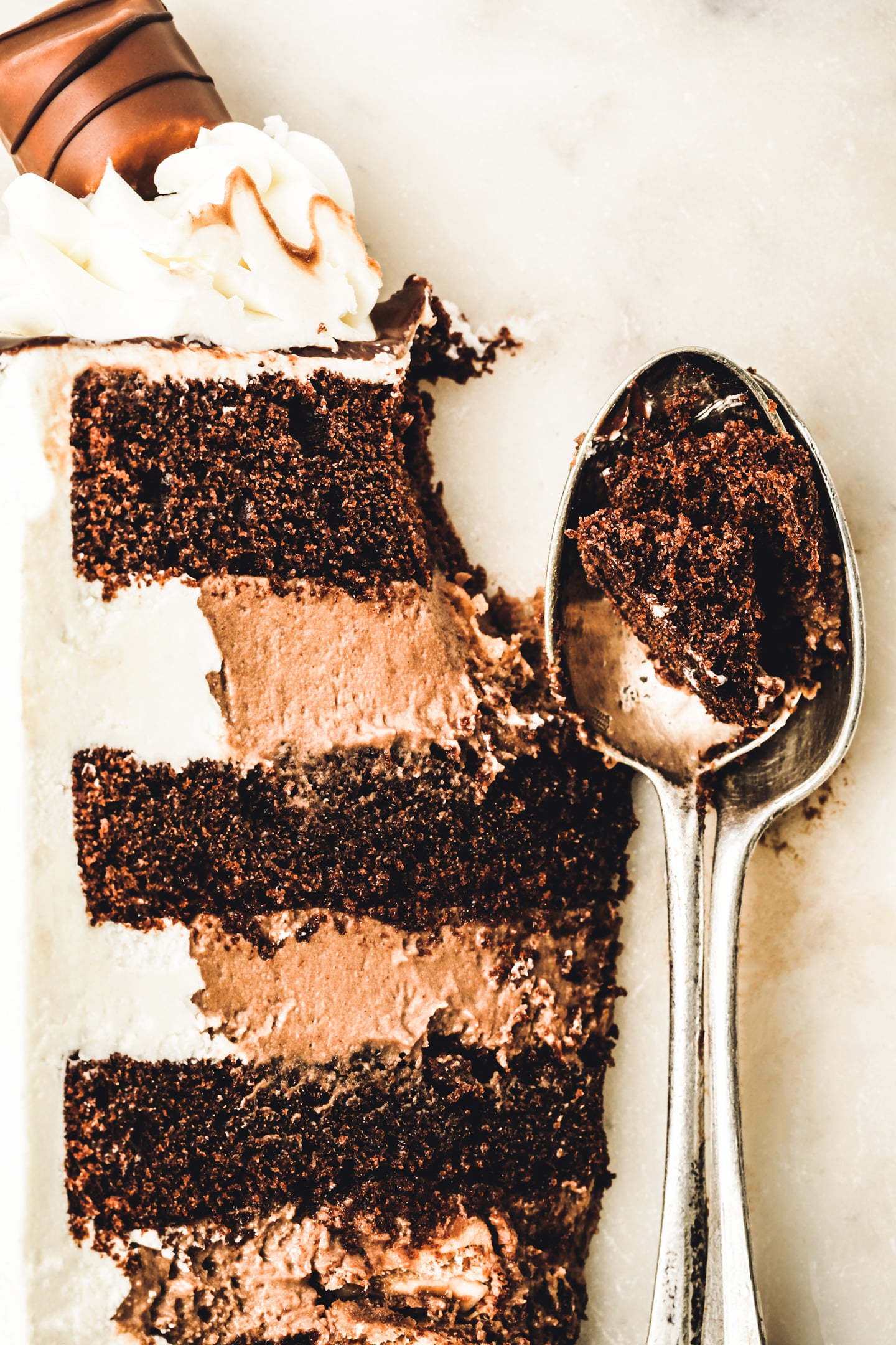 part de layer cake kinder avec des cuillères à café