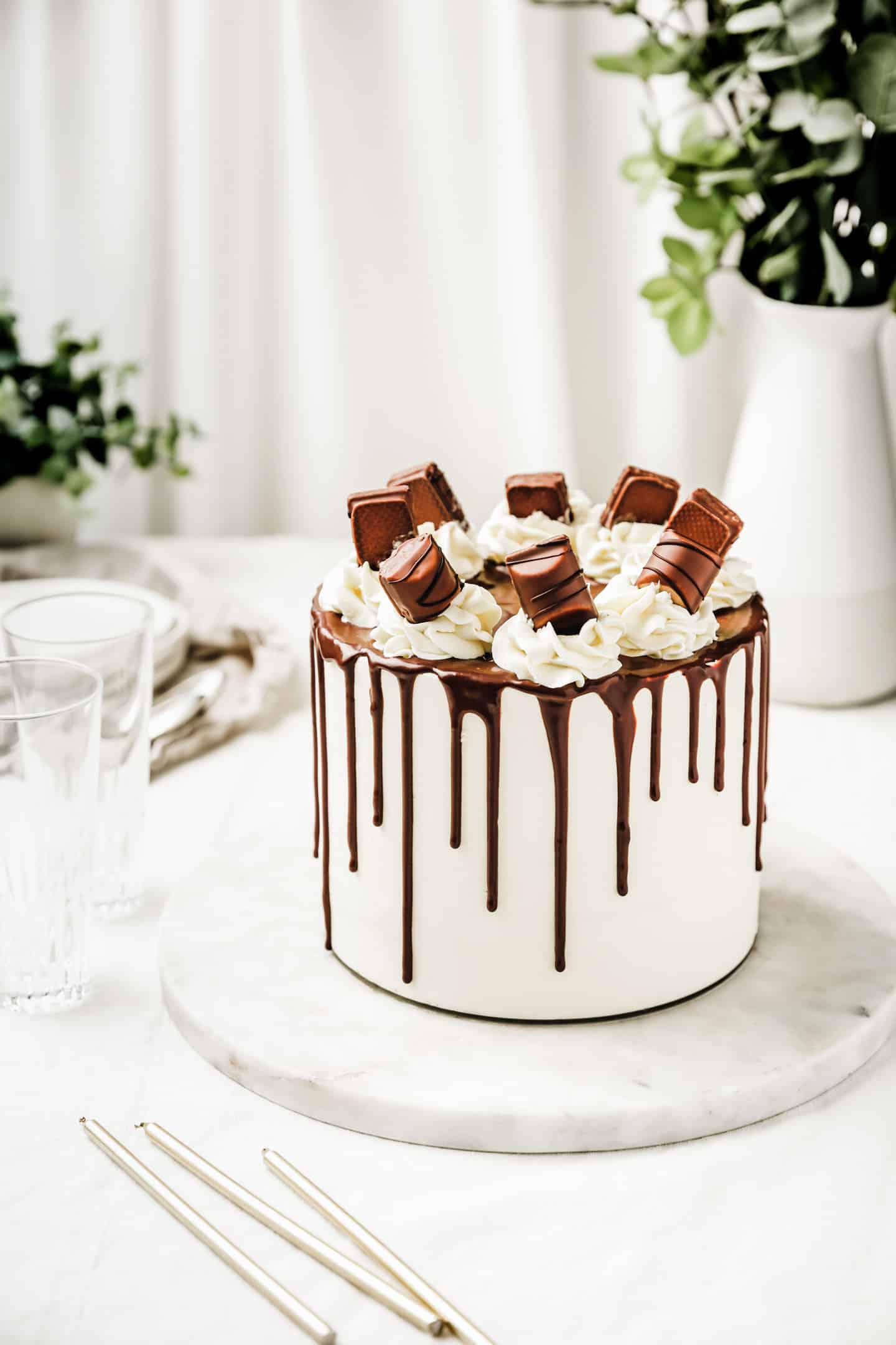 Layer cake Kinder sur un plateau