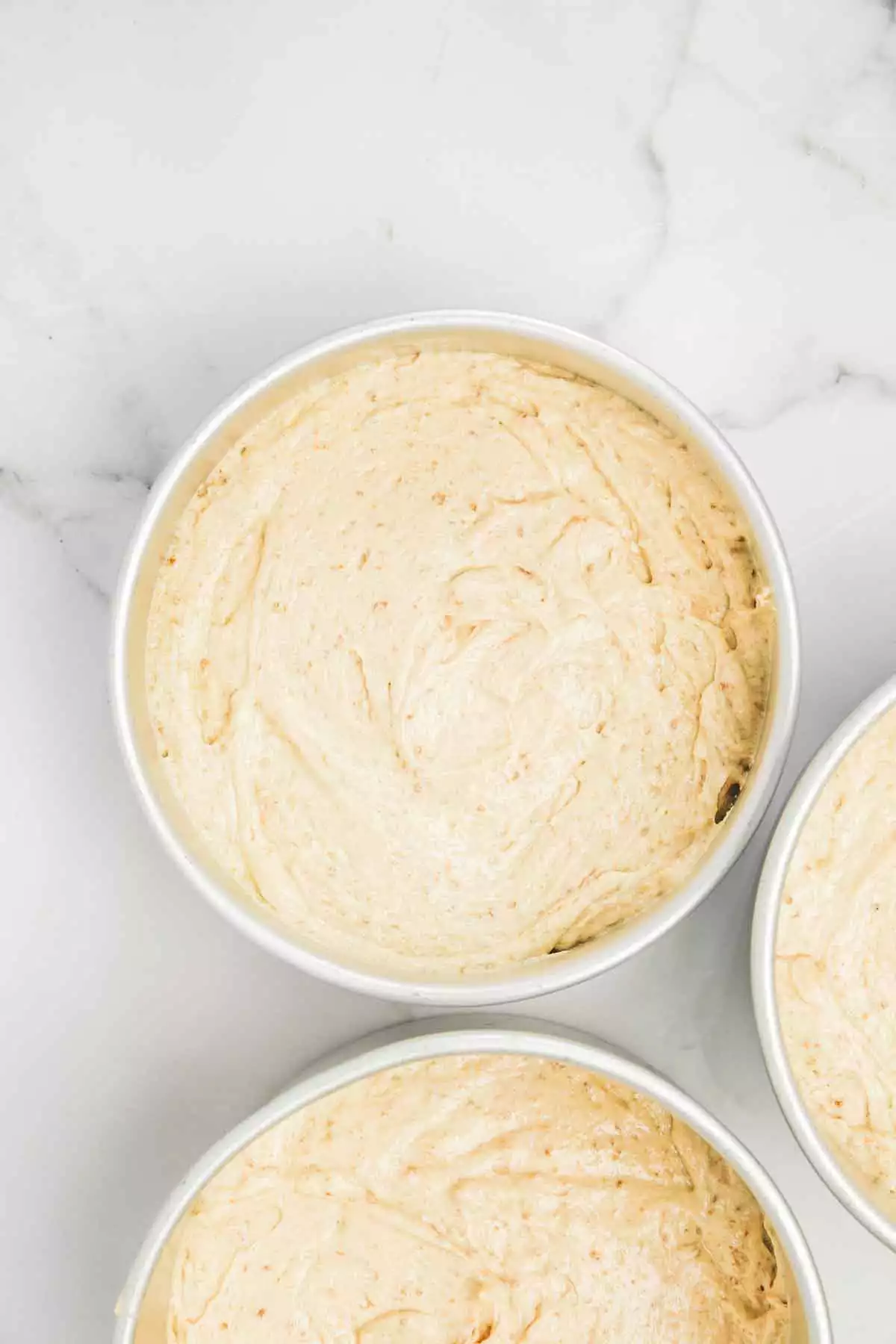 pâte à gâteau spéculoos versée dans un moule