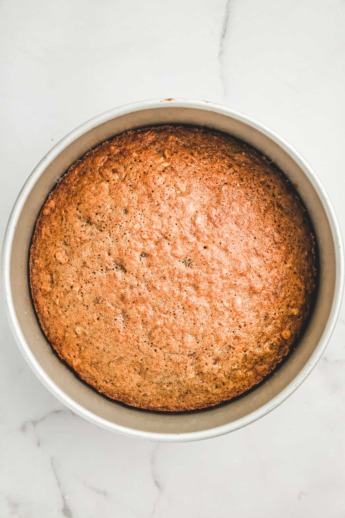 moule avec du gâteau cuit 