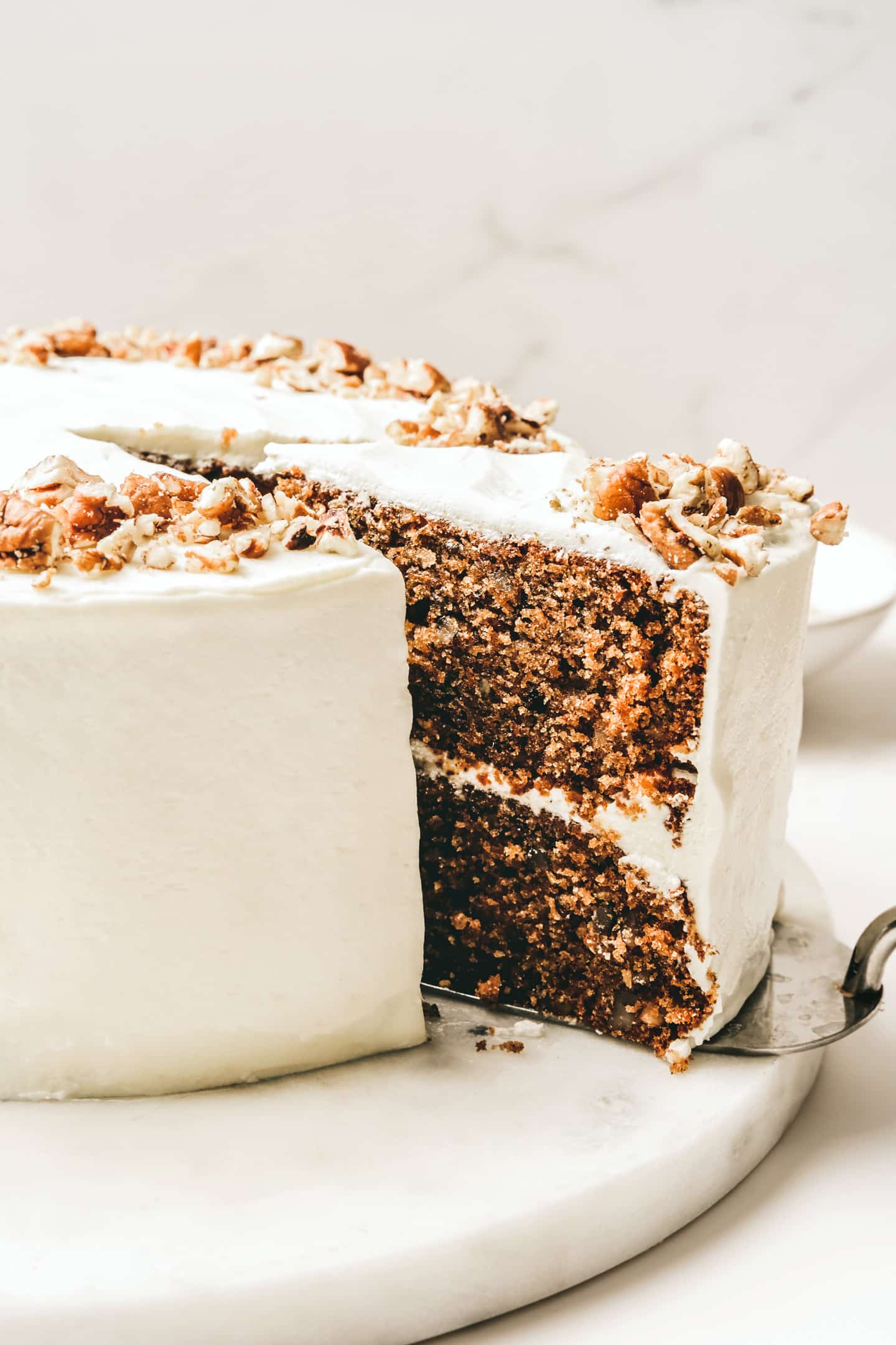 Carrot cake sur un presentoir