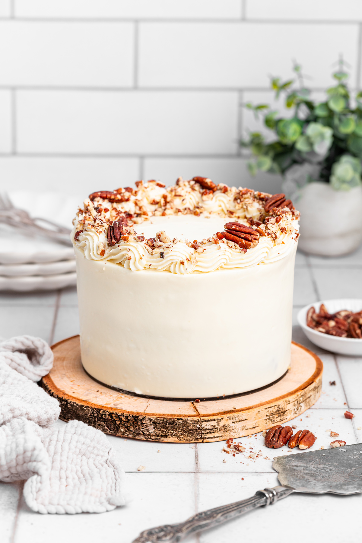 Carrot cake aux noix de pécan sur une table, gâteau à la carotte américain moelleux
