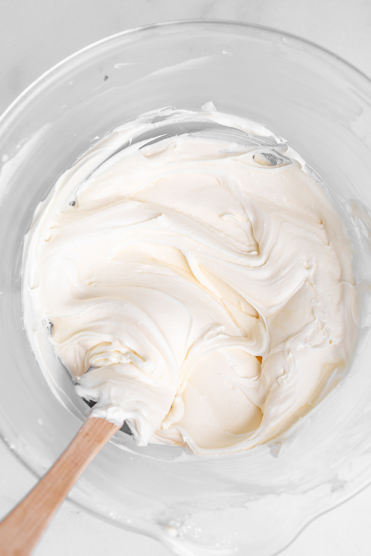 Préparation du glaçage au cream cheese dans un saladier