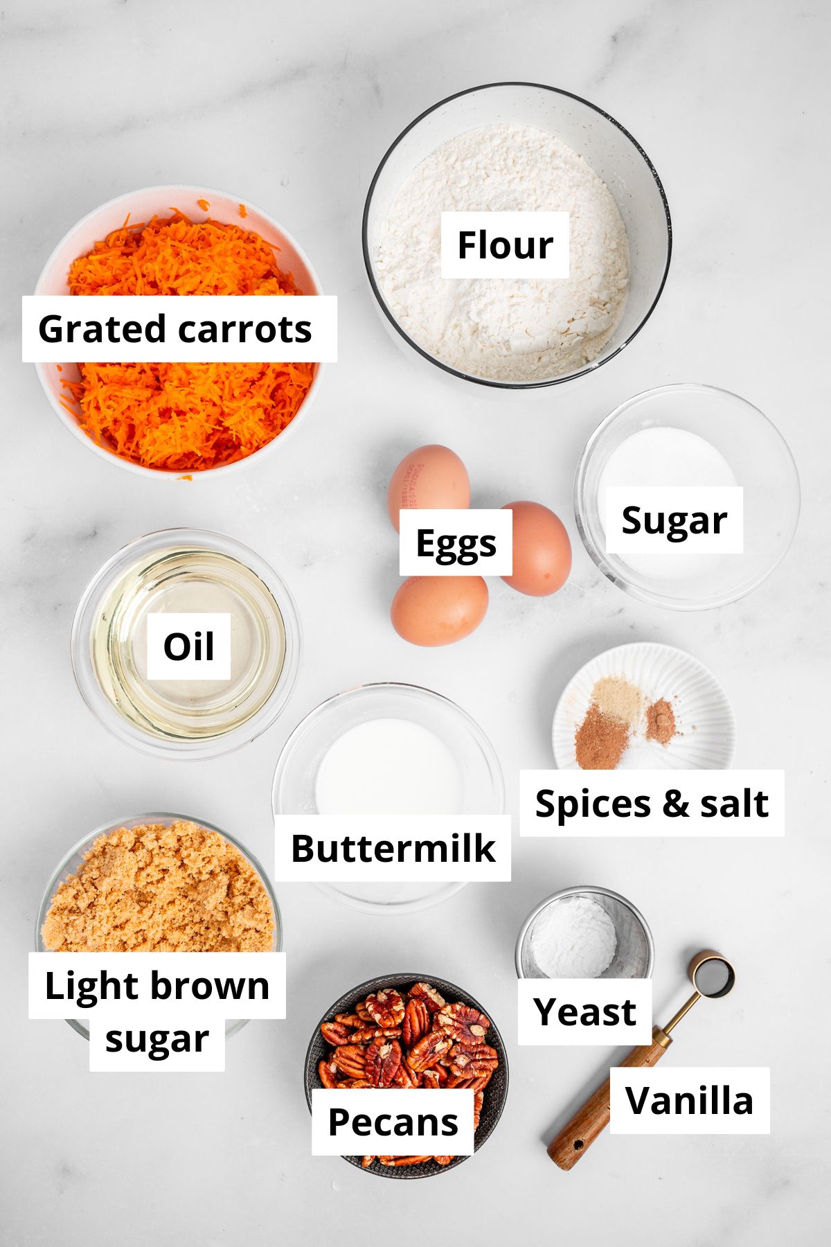 Carrot cake with cream cheese frosting Mélange farine, levure et épices pour carrot cake
