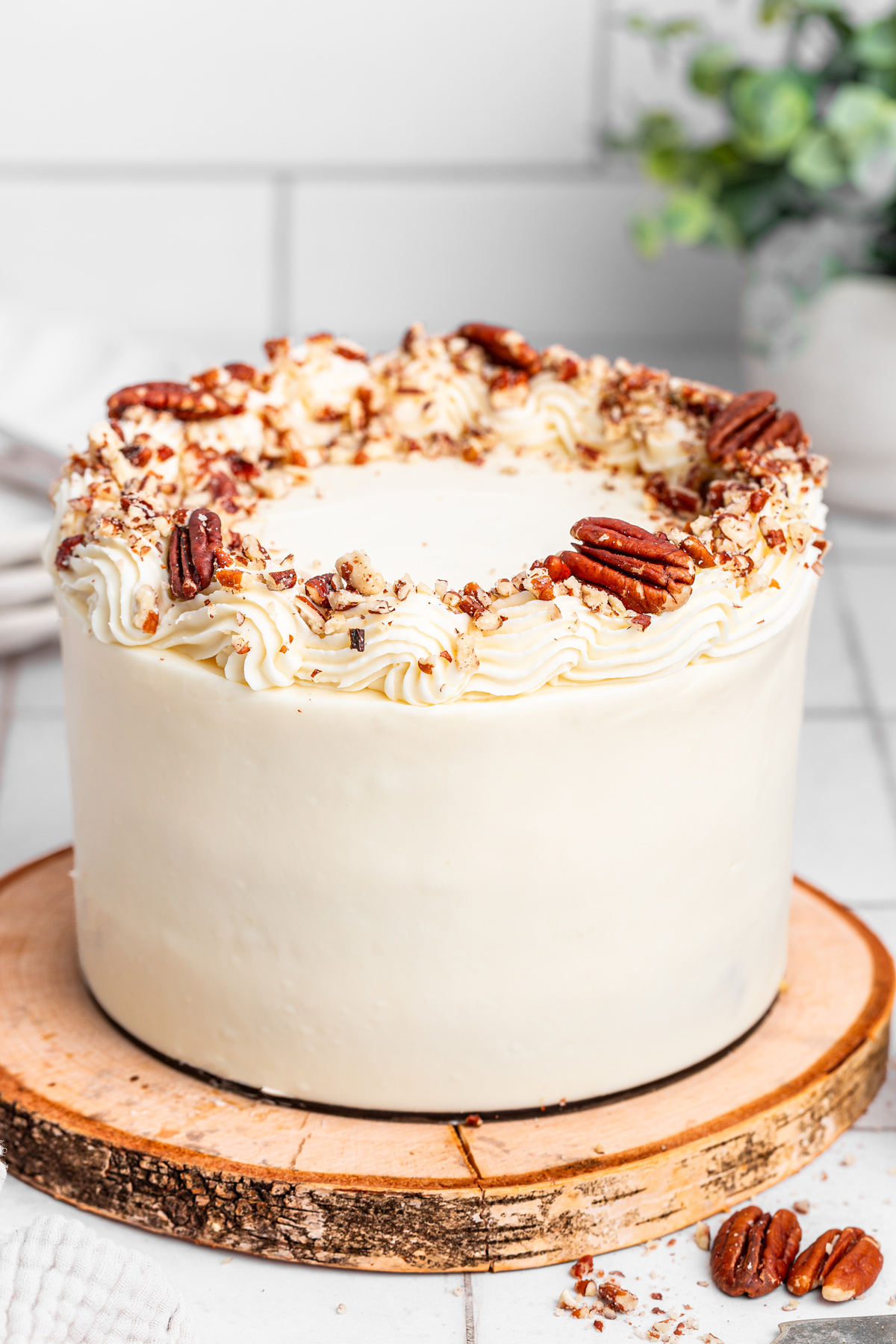 Carrot cake décoré de noix sur une table