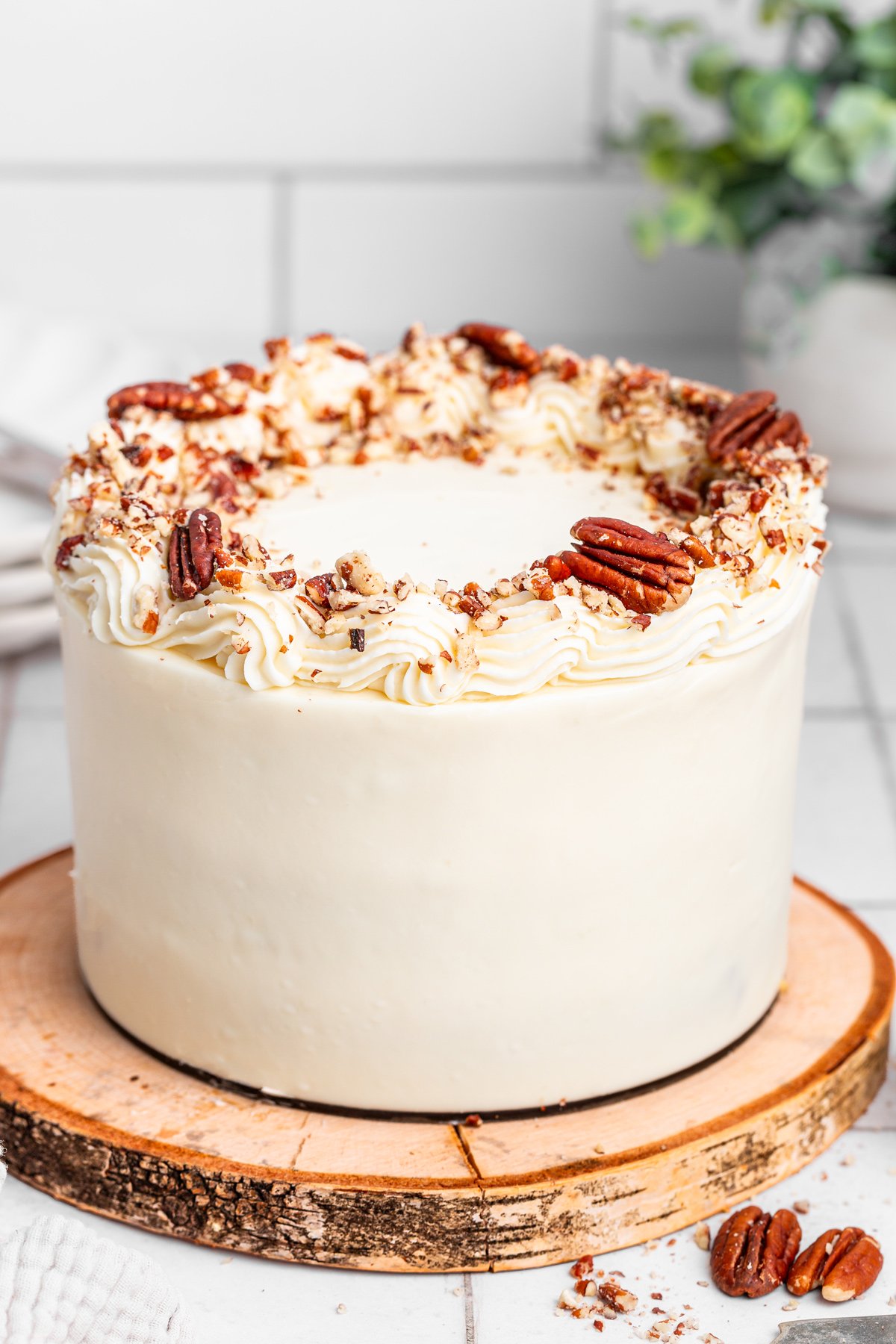 carrot cake sur une table avec le glaçage cream cheese