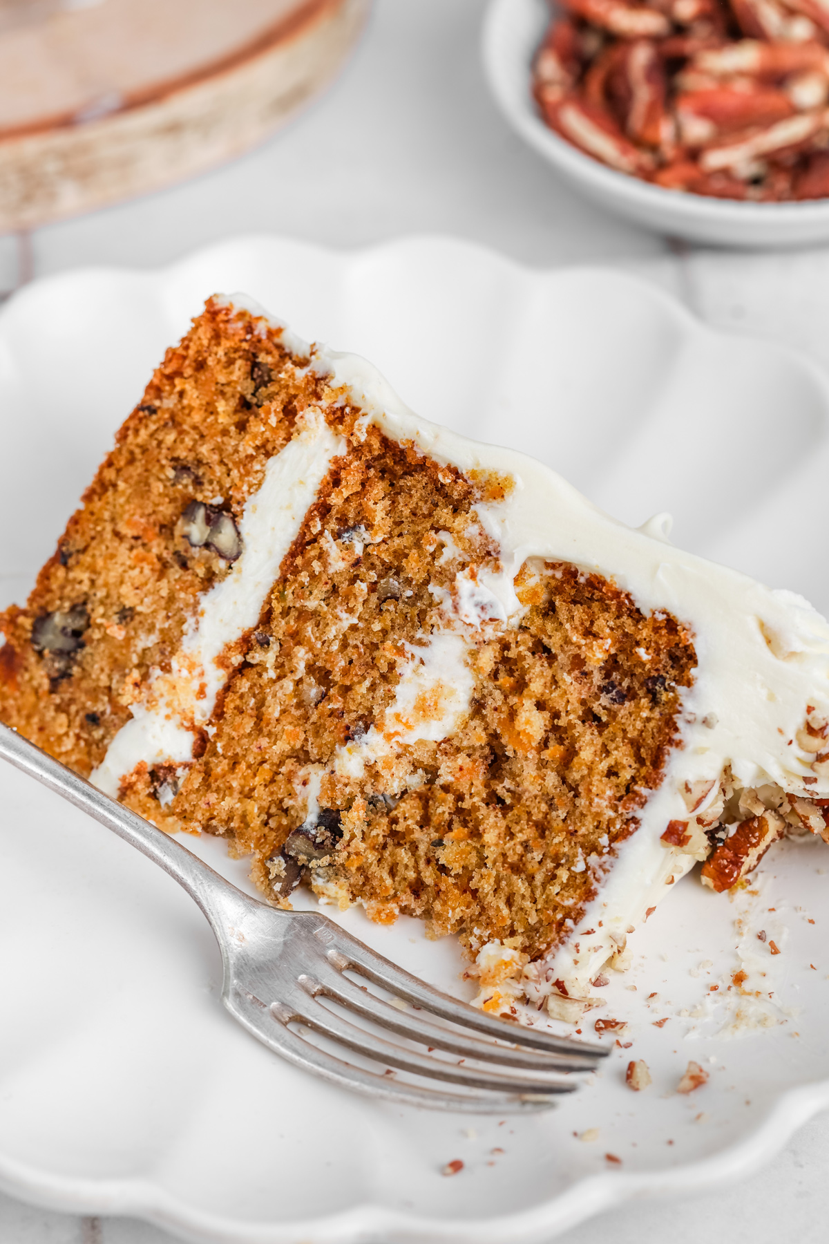 Part de carrot cake servie sur une assiette