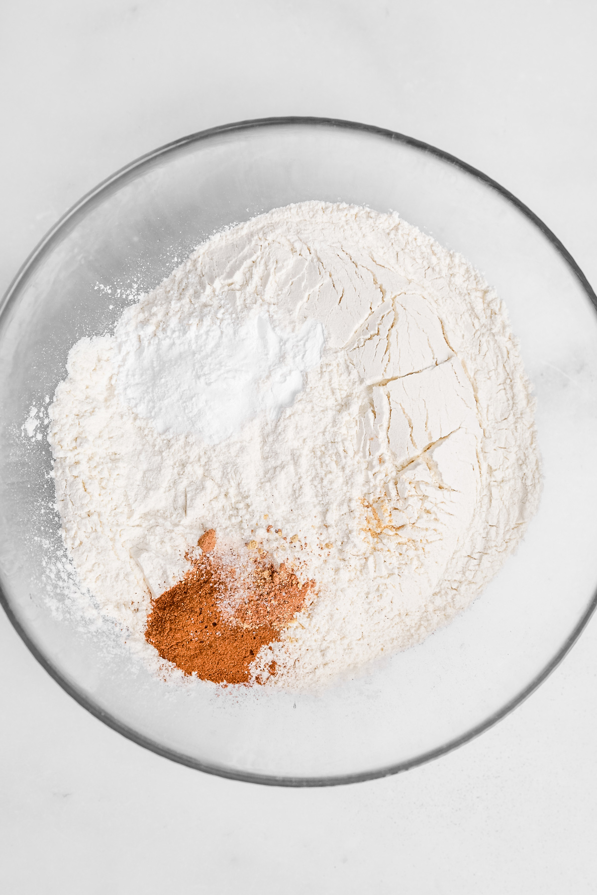 Mélange farine, levure et épices pour carrot cake