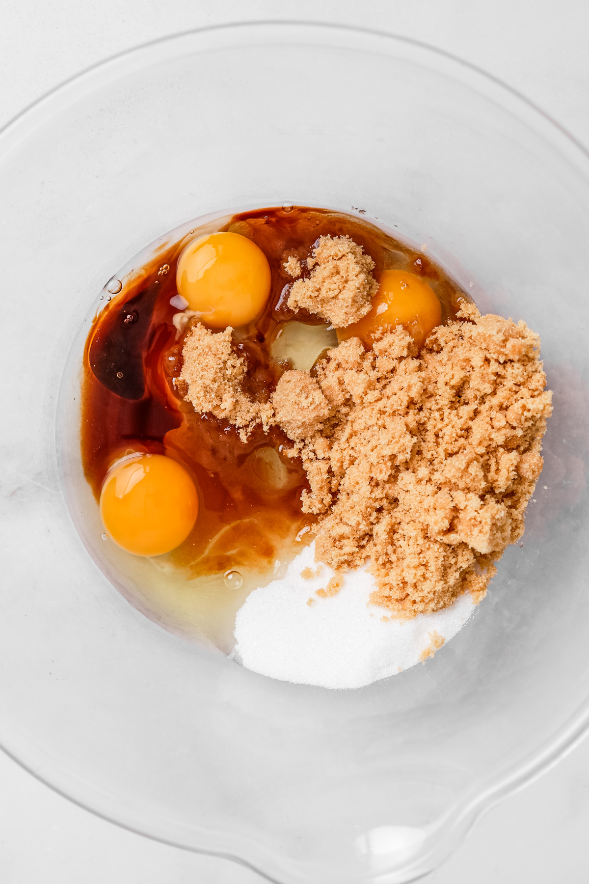Mélange œufs, sucre et vanille pour gâteau à la carotte
