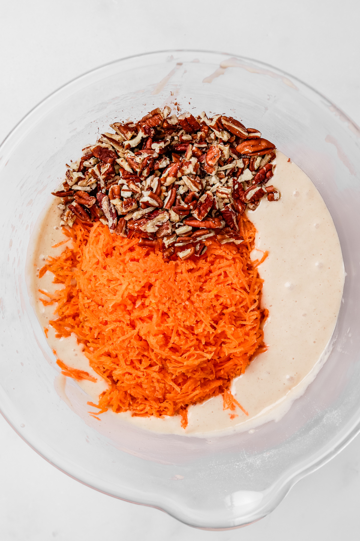 Pâte à gâteau avec carottes râpées et noix concassées