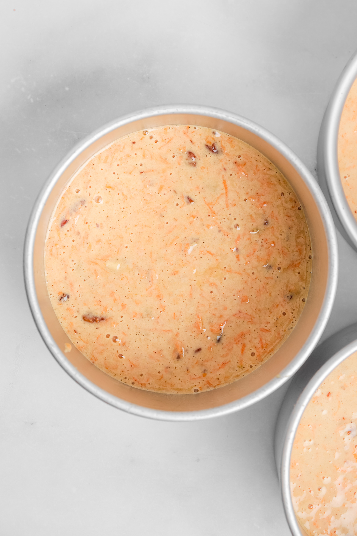 Moule à gâteau rempli de pâte à carrot cake avant cuisson