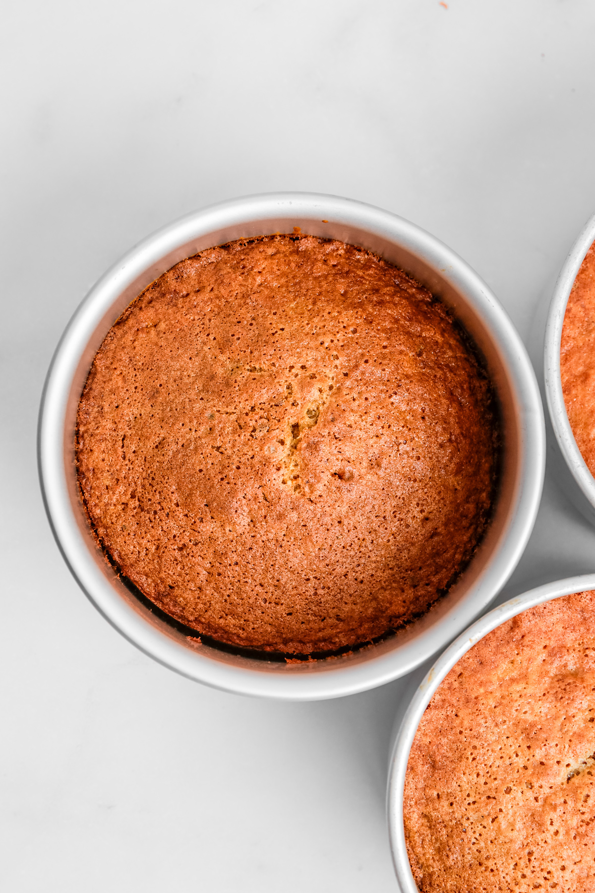 Gâteau à la carotte sorti du four, texture moelleuse