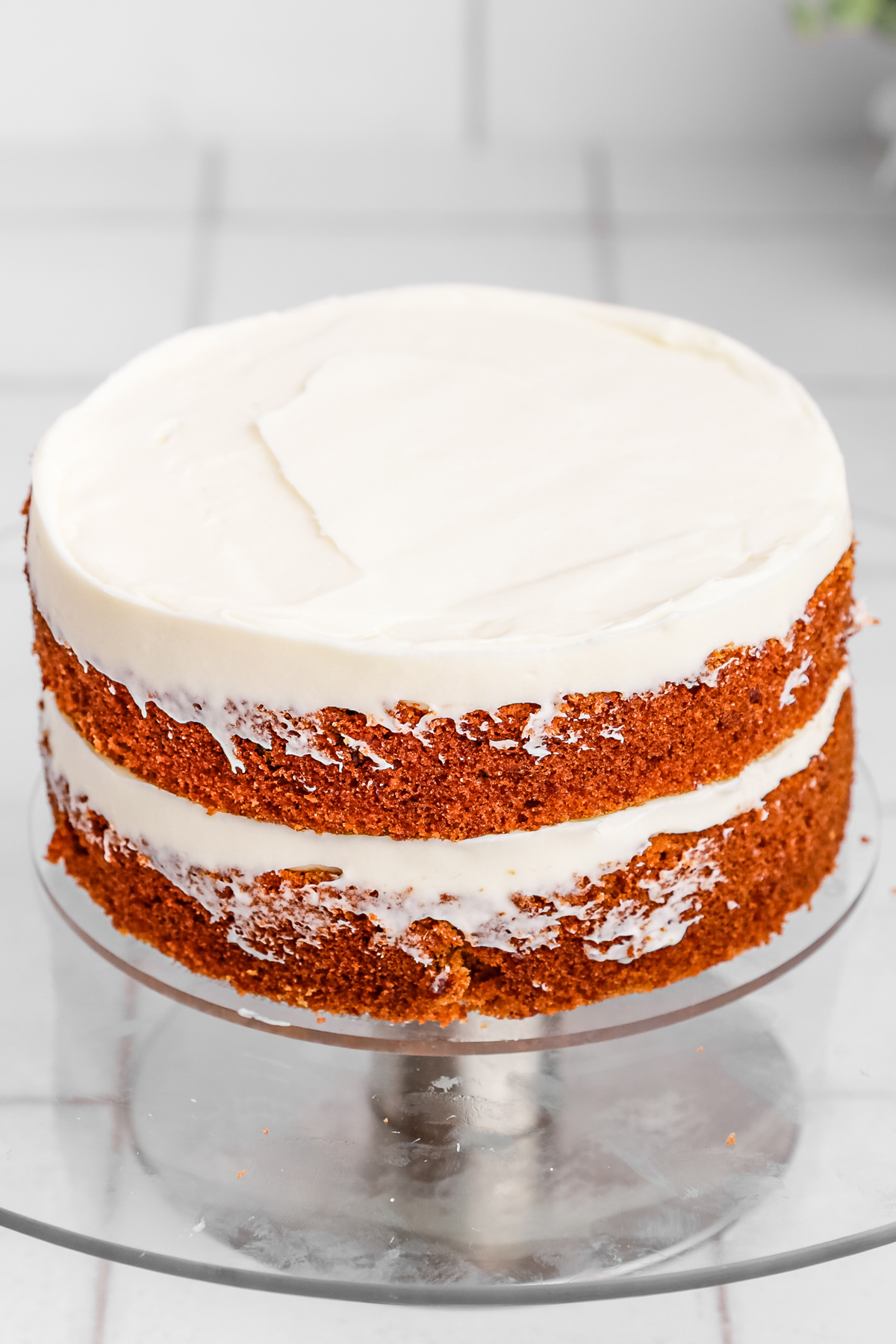 Montage du carrot cake avec couches de glaçage cream cheese