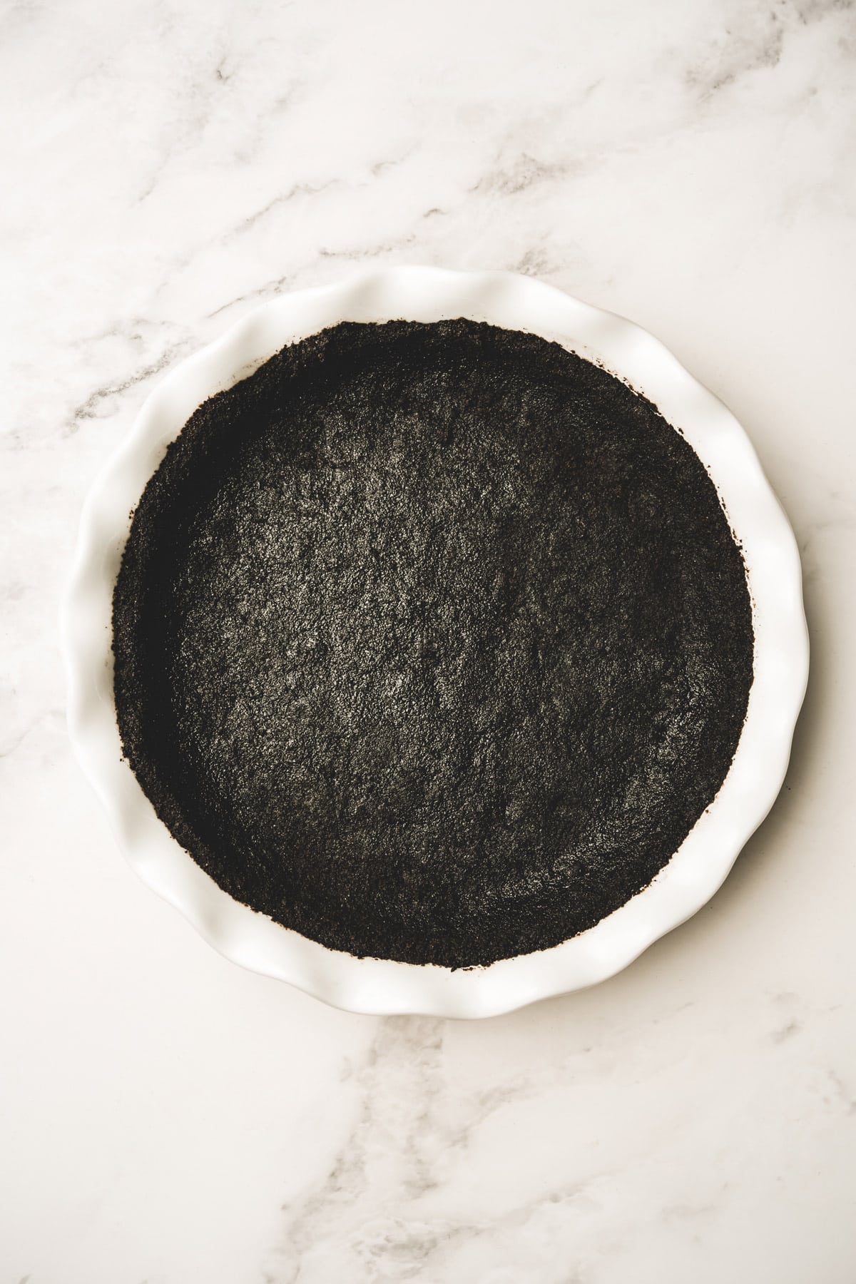 plat à tarte avec un fond de biscuits oreo