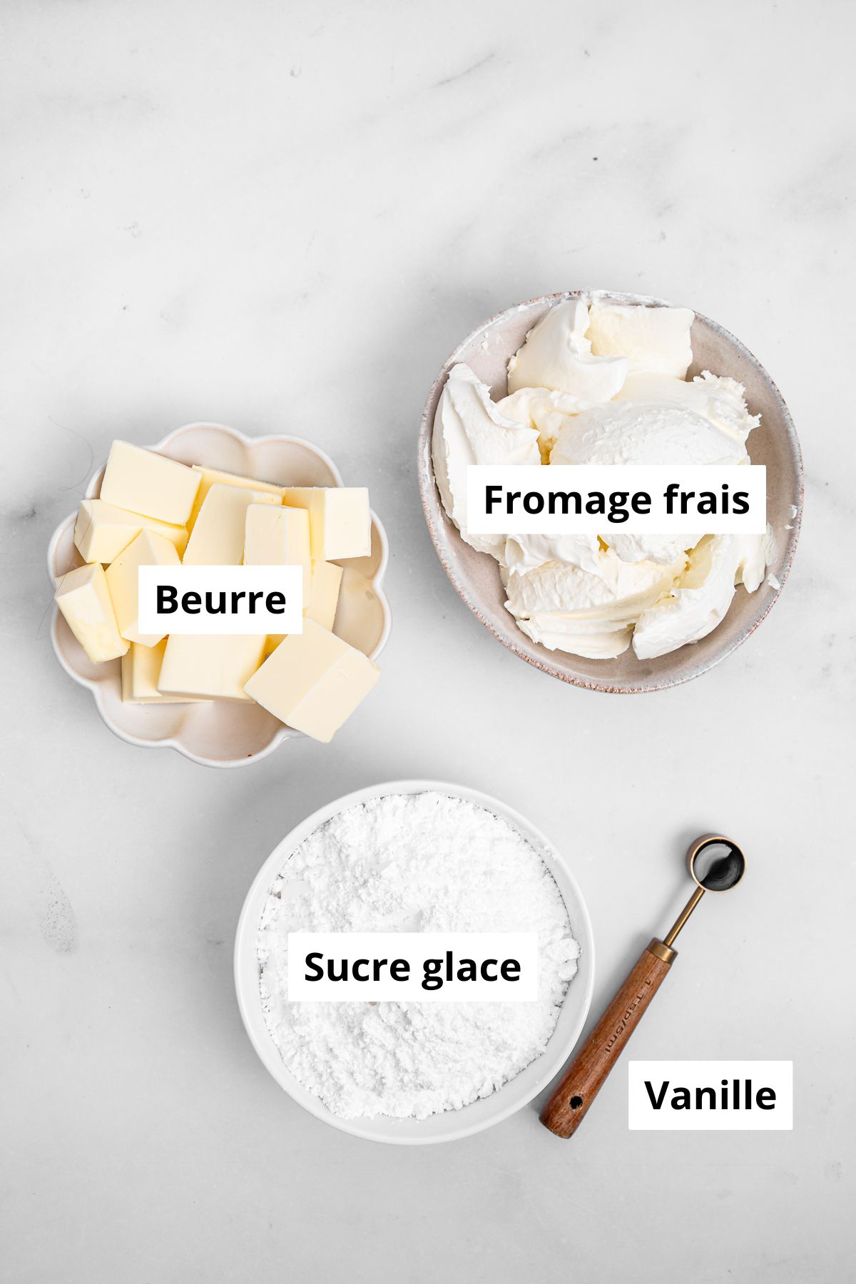 Glaçage facile au cream cheese bols avec ingrédients pour faire le glaçage cream cheese Américain