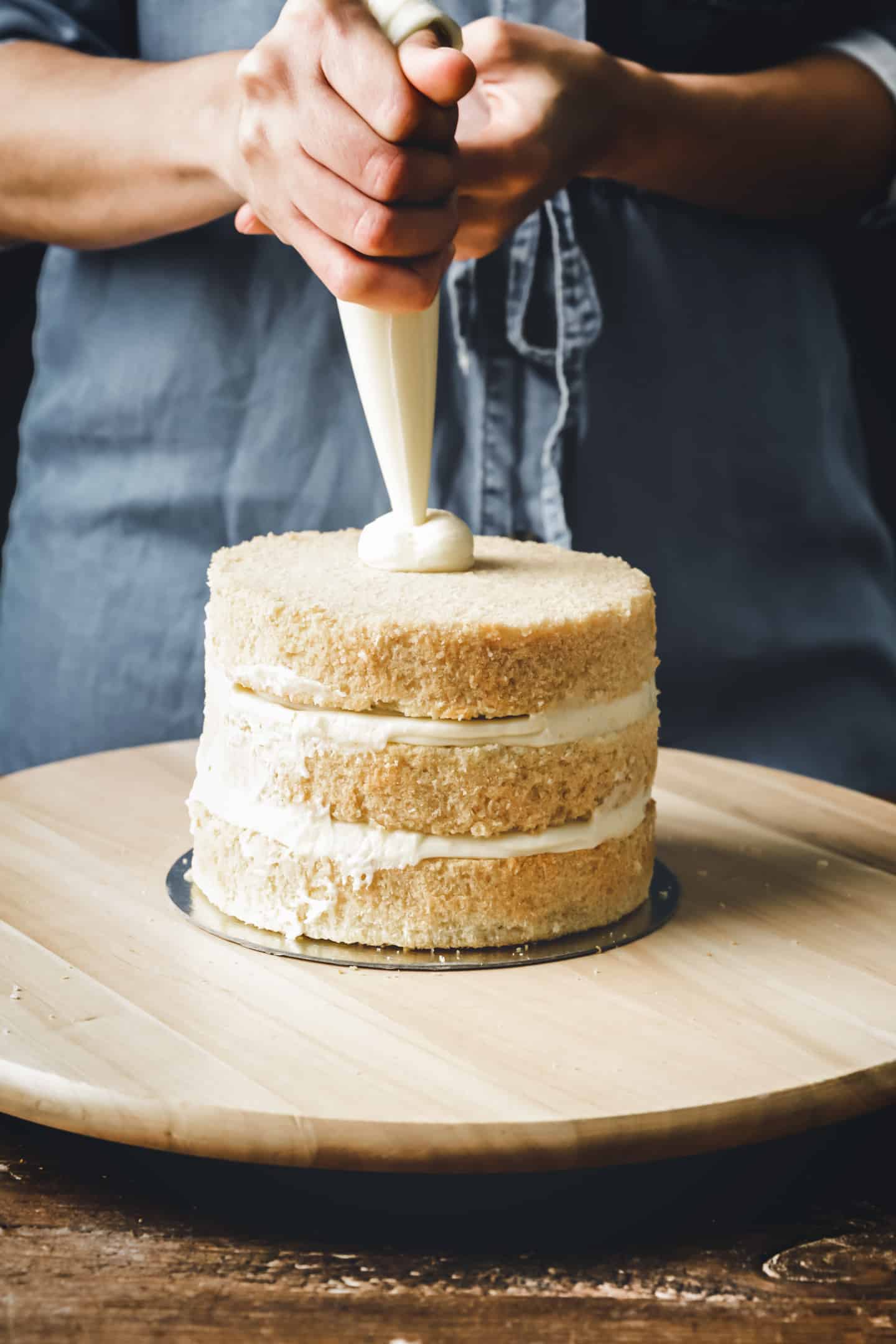 How to frost a cake easily