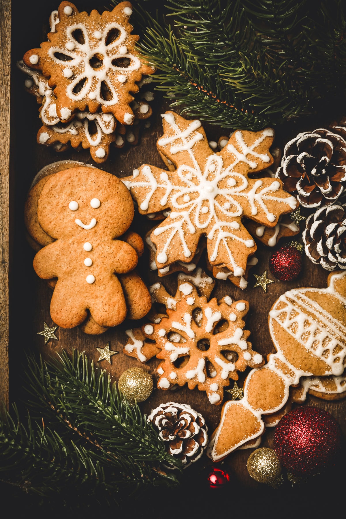 Biscuits de Noël et glaçage royal dans une boîte