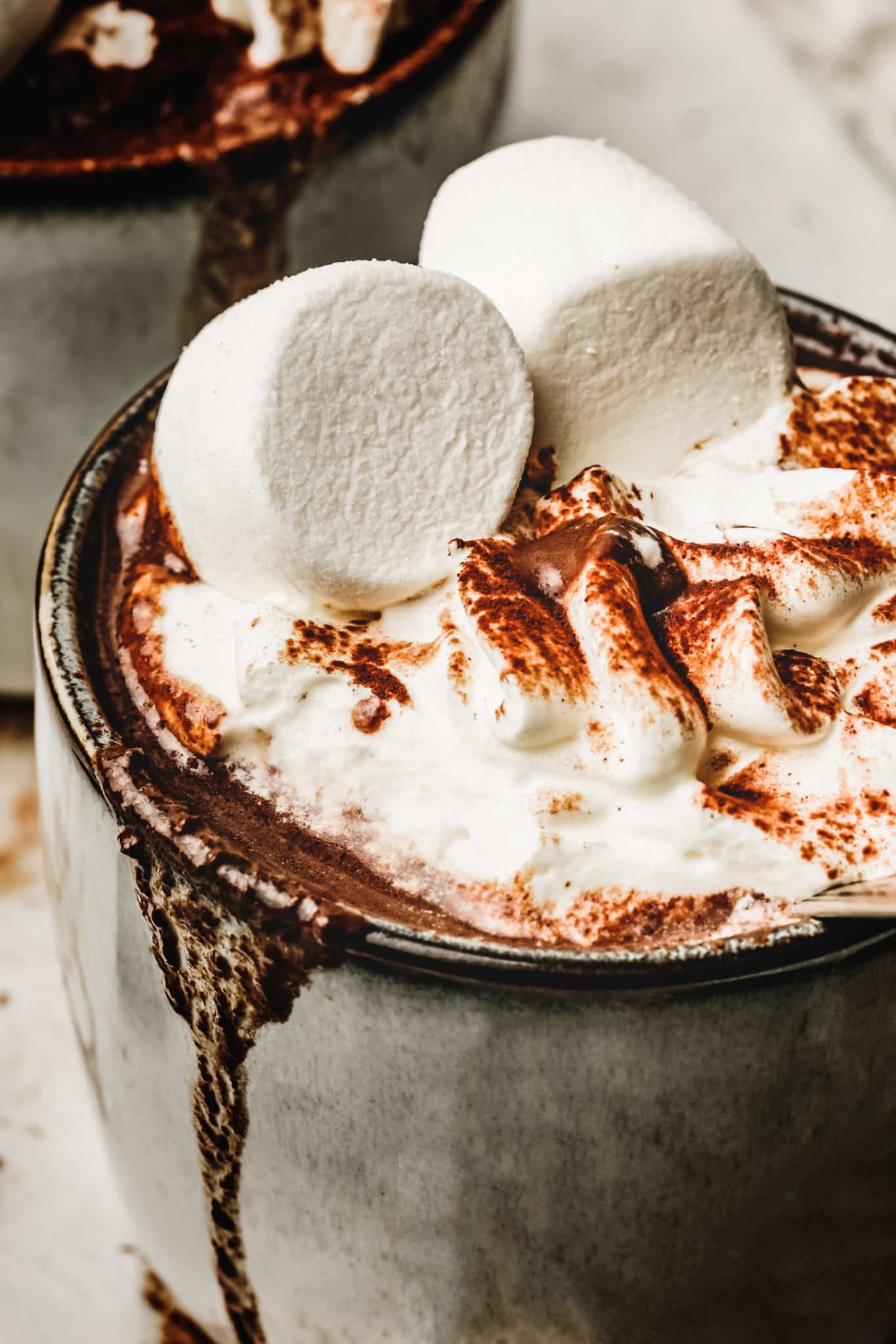 Guimauve sur de la chantilly et du chocolat chaud dans une tasse