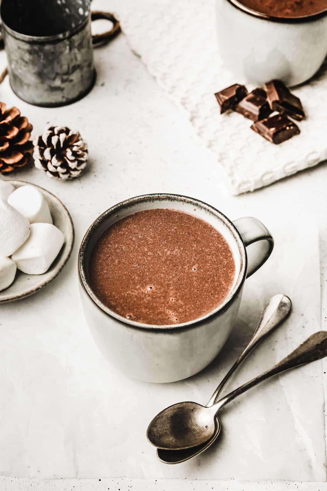 Chocolat chaud dans une tasse sur une table